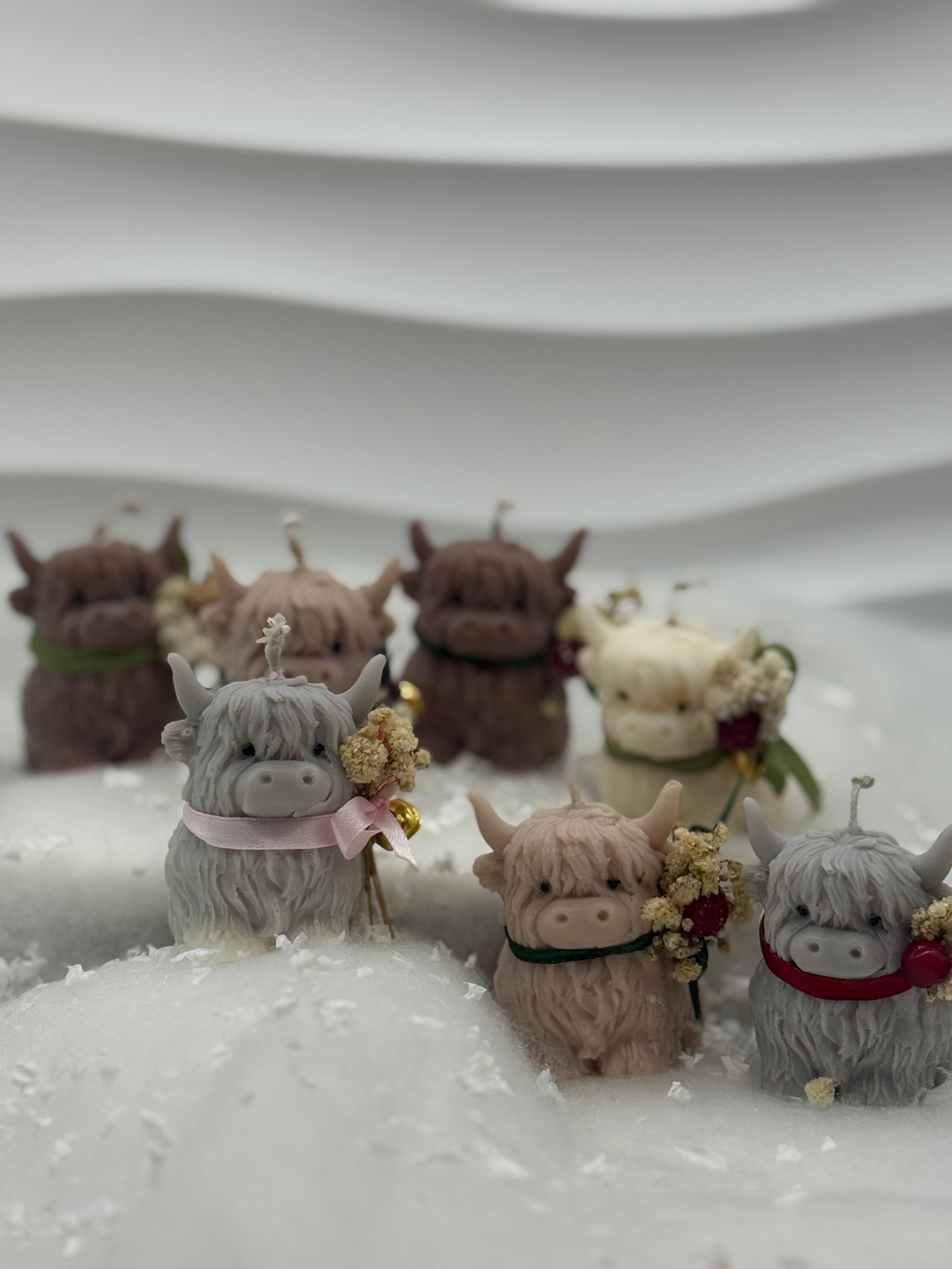 Highland-Kuh Kerze – Handgefertigte Deko-Kerze im Landhaus- & Bauernhof-Stil Standkerze Floma Candle & More