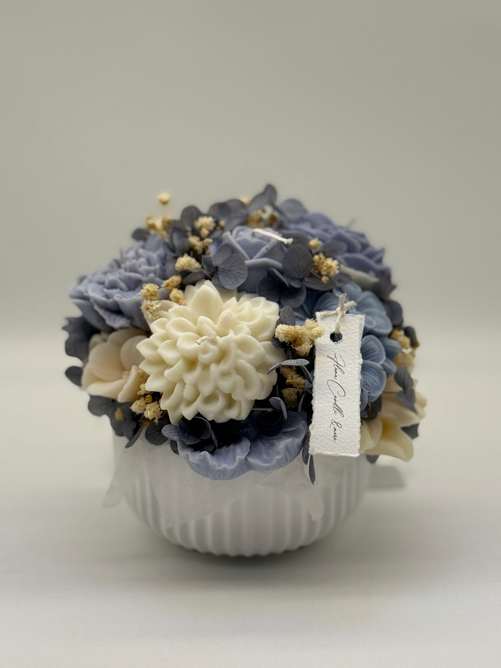 Floma / Handgemachter Kerzenblumenstrauß aus Wachs in Keramikschale Flowerbox Floma Candle & More