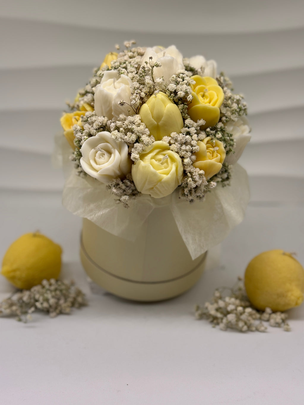 Handgefertigter Kerzenblumenstrauß Tulpe aus Rapswachs in Gelb & Weiß. Flowerbox Floma Candle & More