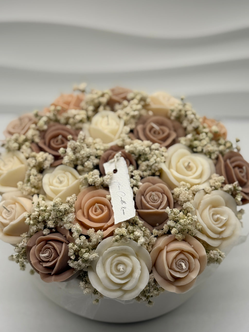 Rosenstraum /Rosenkerzen Arrangement in Keramikschale – Handgefertigte Blumenkerzen mit Trockenblumen als elegante Deko Behälterkerzen Floma Candle & More Beige/Braun /Weiss