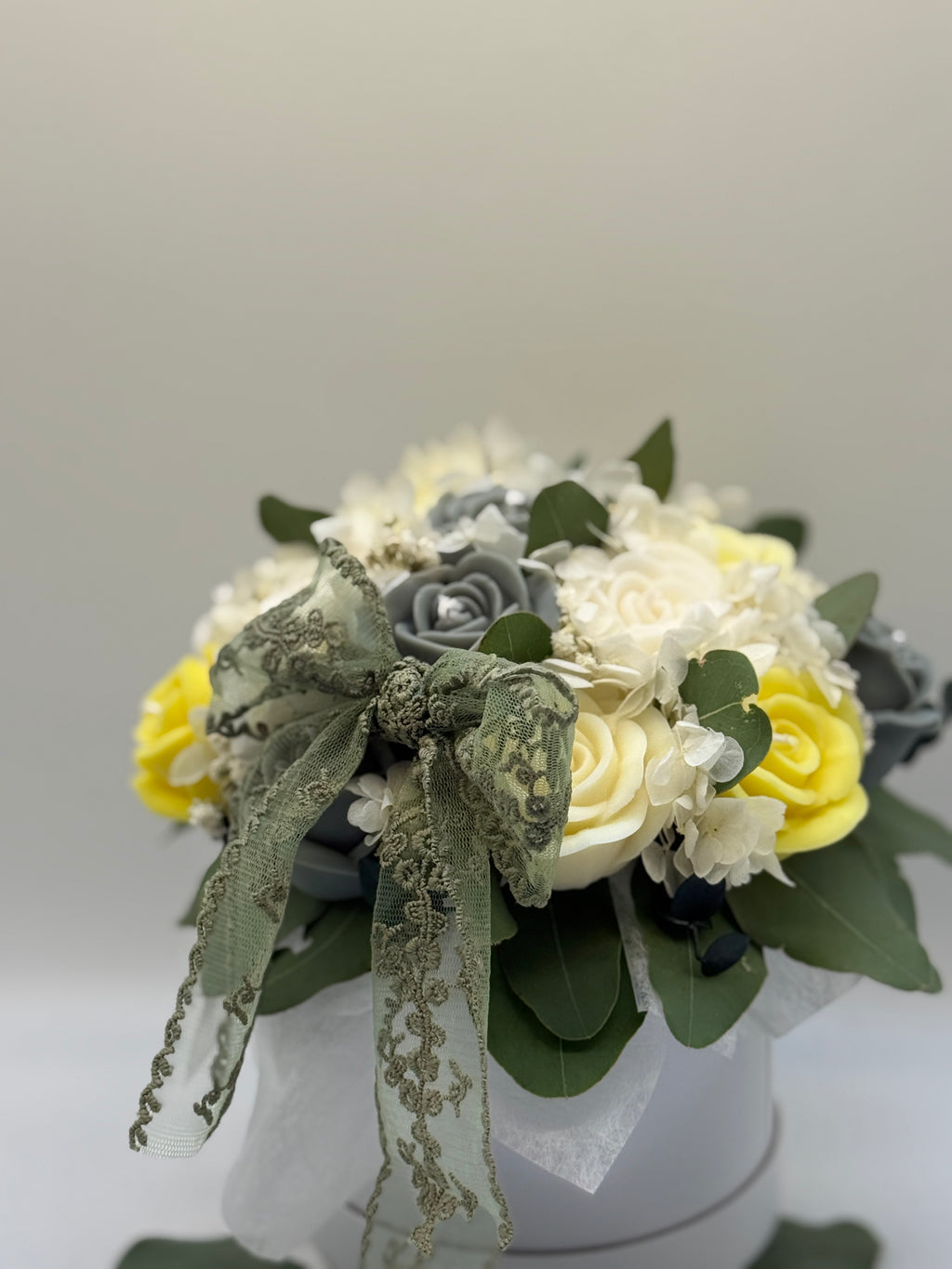 Kerzenblumenstrauß aus Rosen  Eukalyptus