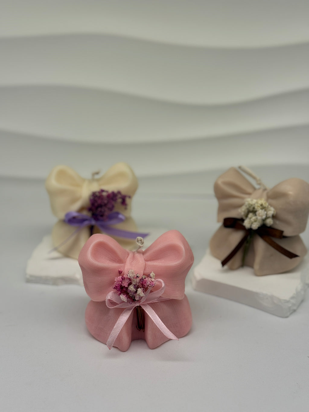 Handgefertigte Schleifenkerze mit Trockenblumen – Elegante Deko & Geschenkide Standkerze Floma Candle & More