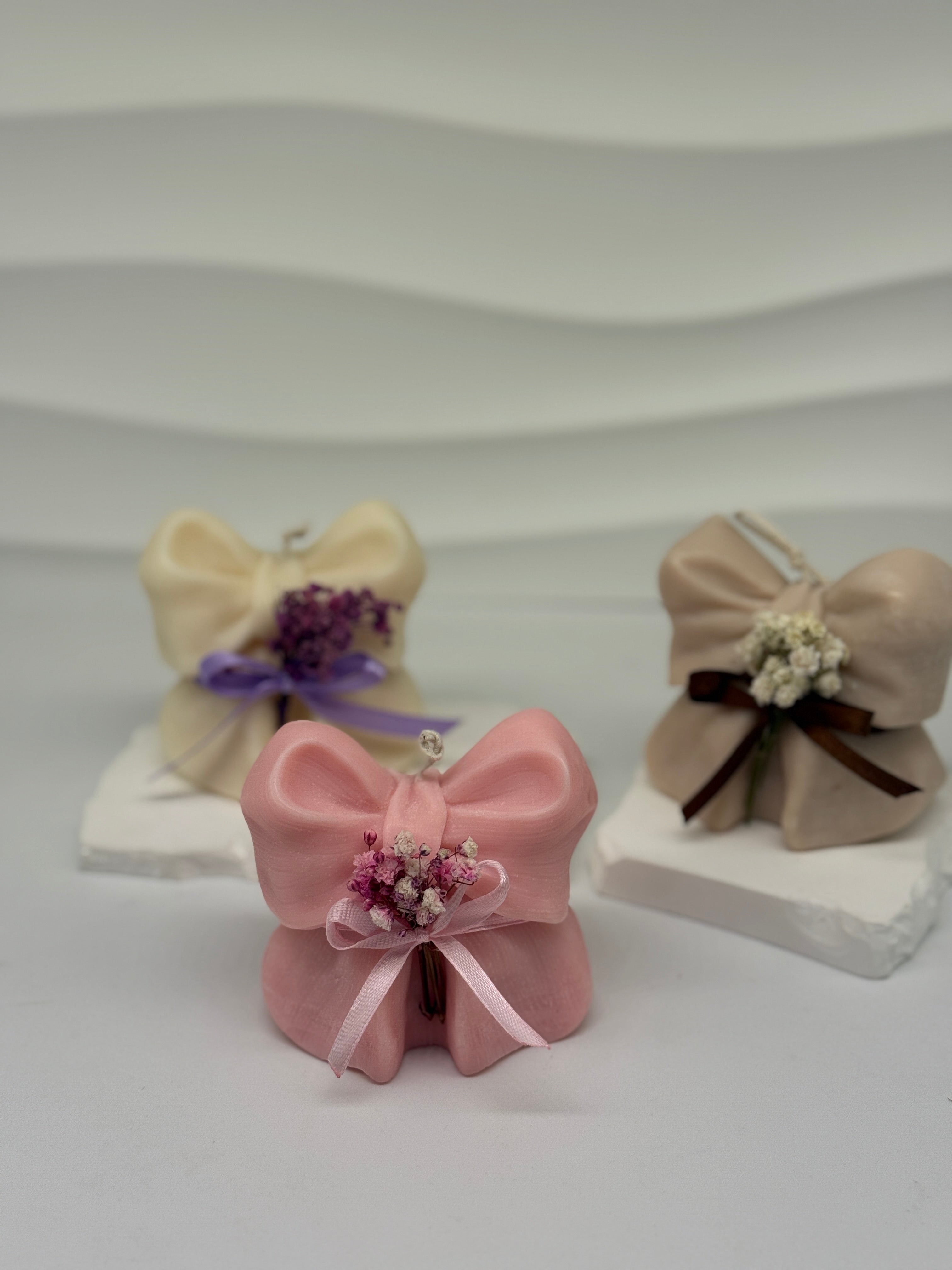 Handgefertigte Schleifenkerze mit Trockenblumen – Elegante Deko & Geschenkide Standkerze Floma Candle & More