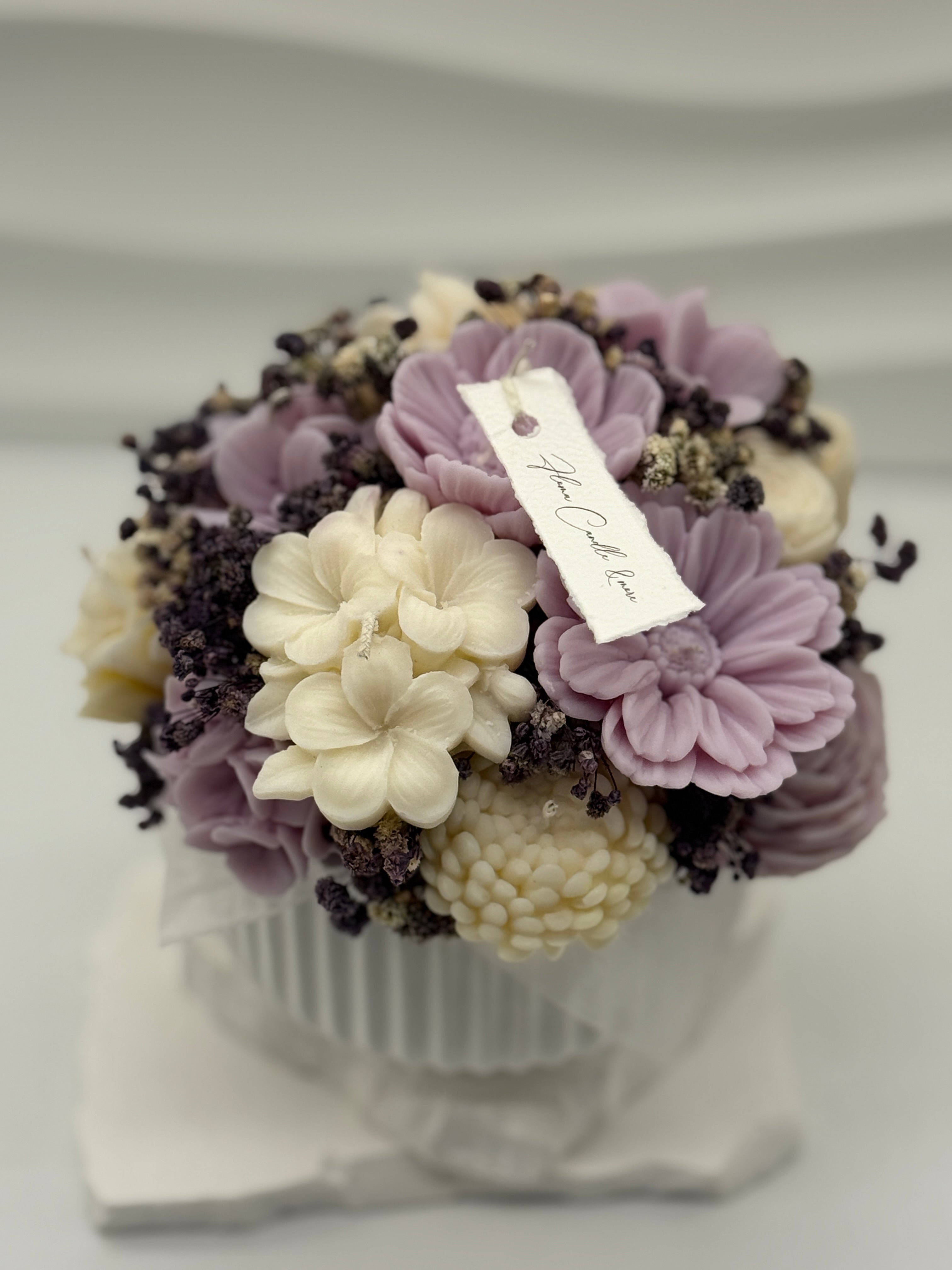 Kerzenstrauß „Floma “ in Keramikschale Flowerbox Floma Candle & More Flieder / Weiß