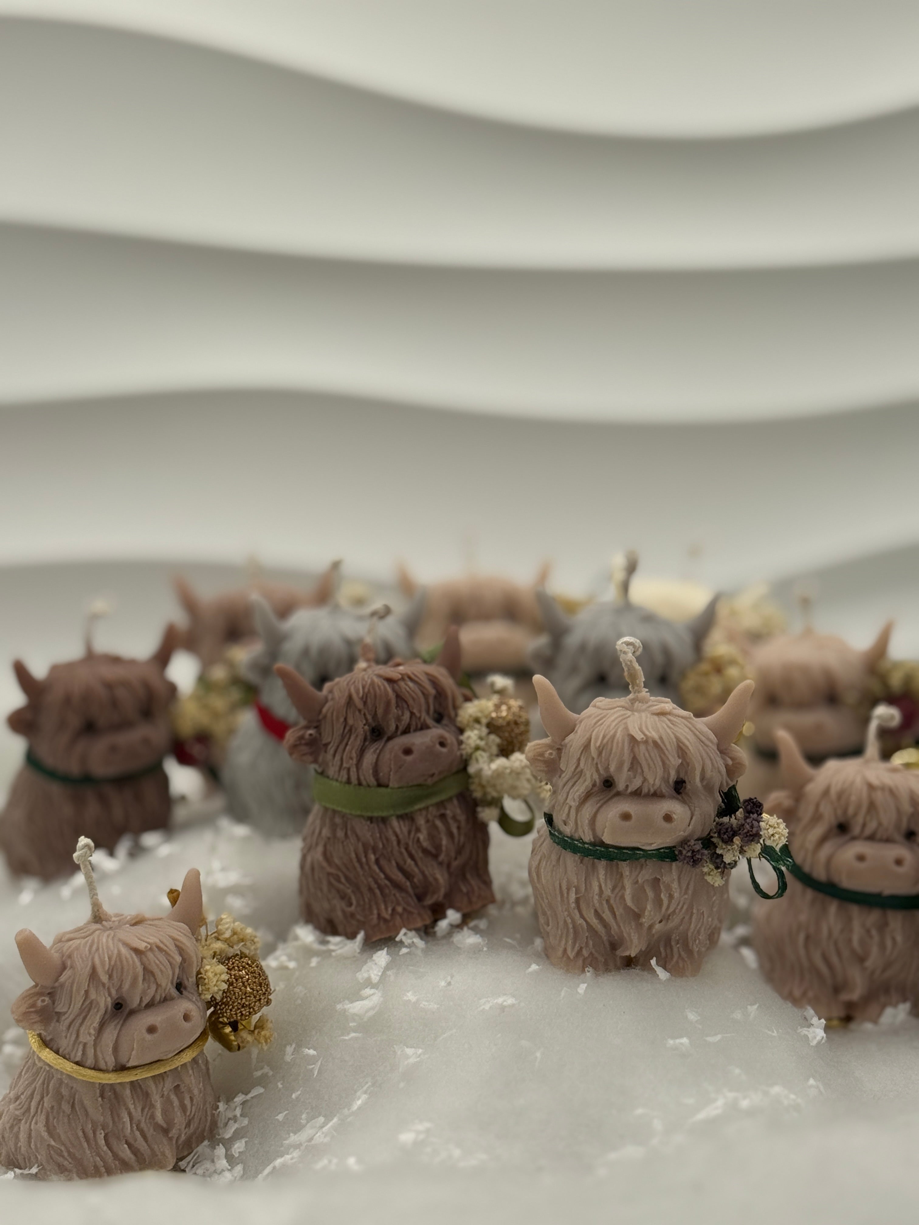 Highland-Kuh Kerze – Handgefertigte Deko-Kerze im Landhaus- & Bauernhof-Stil Standkerze Floma Candle & More