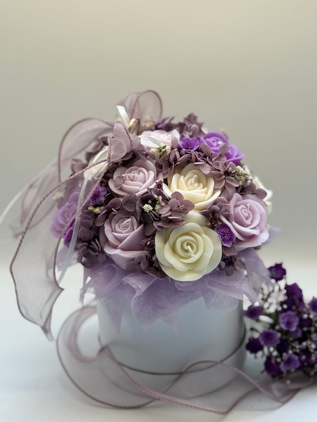 Kerzenblumenstrauß aus Rosen  Lavendel