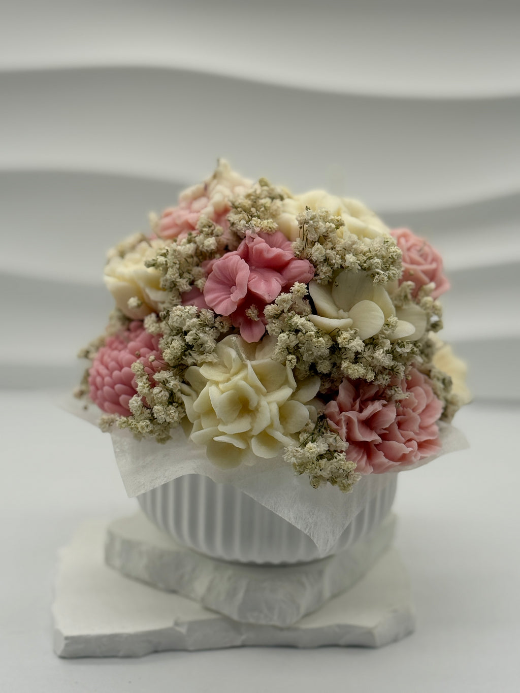 Floma / Handgemachter Kerzenblumenstrauß aus Wachs in Keramikschale Flowerbox Floma Candle & More