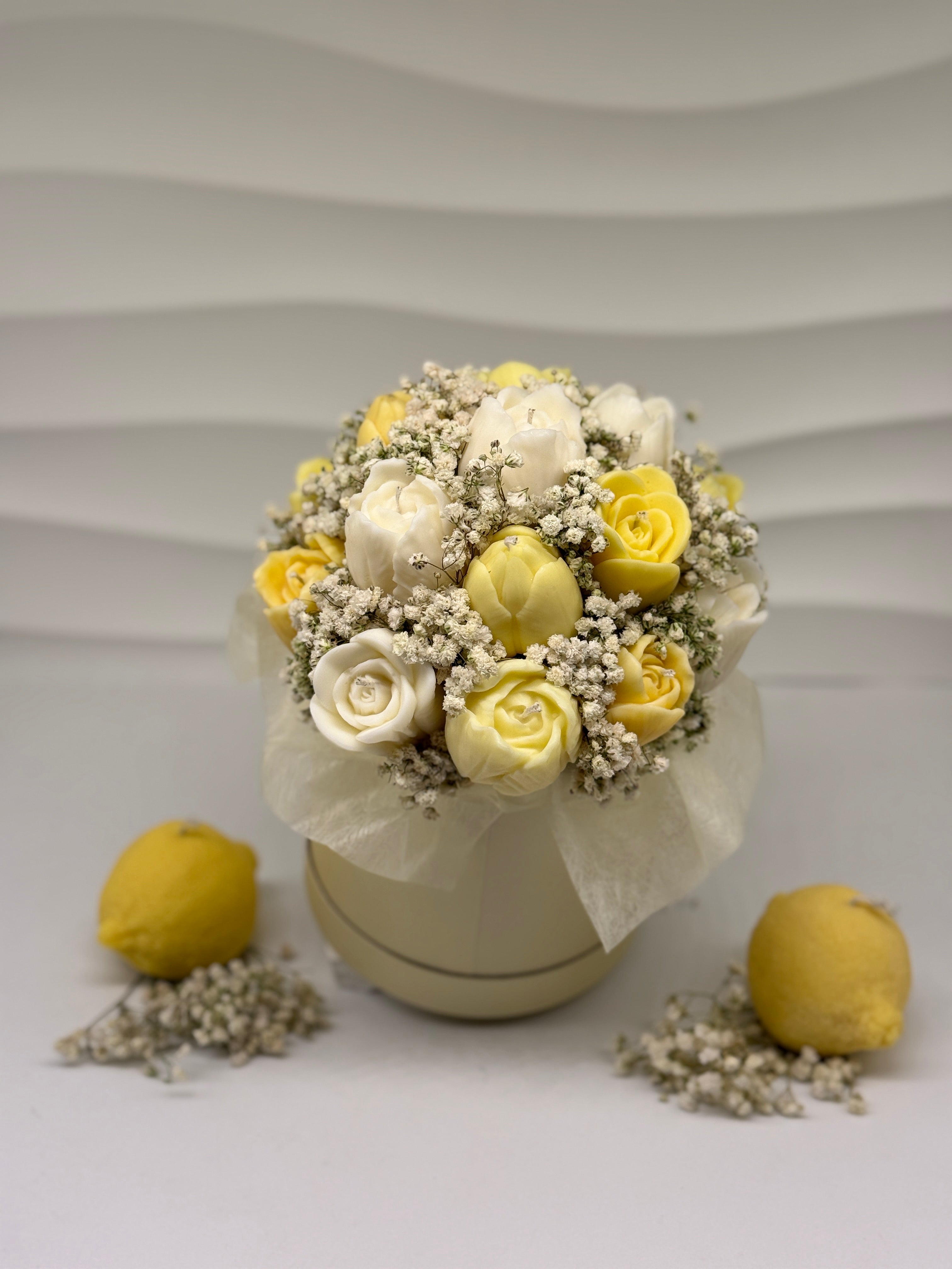 Handgefertigter Kerzenblumenstrauß Tulpe aus Rapswachs in Gelb & Weiß. Flowerbox Floma Candle & More