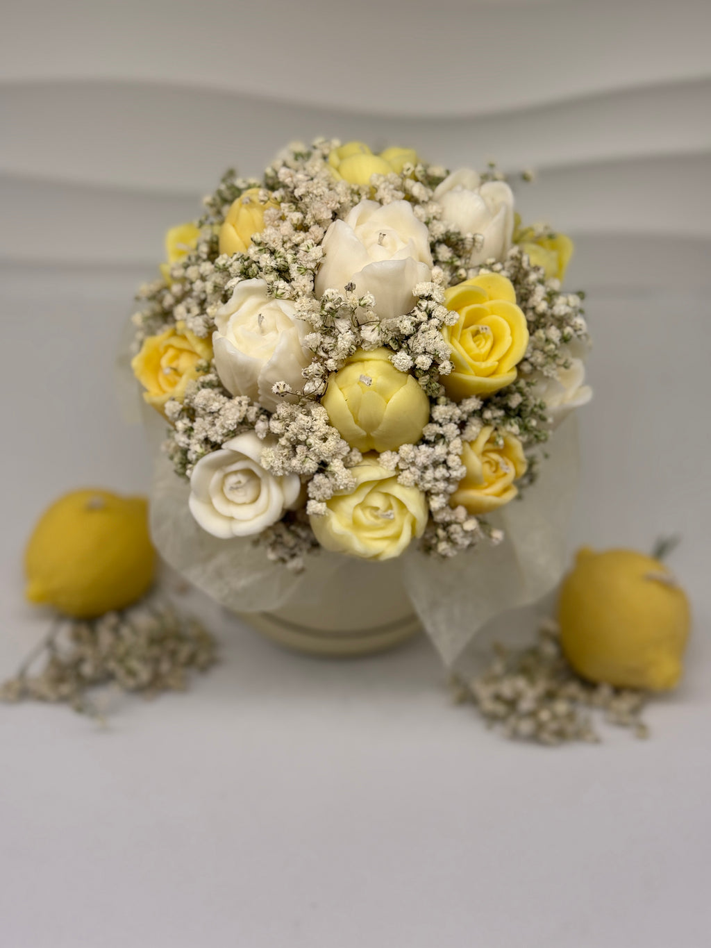 Handgefertigter Kerzenblumenstrauß Tulpe aus Rapswachs in Gelb & Weiß. Flowerbox Floma Candle & More