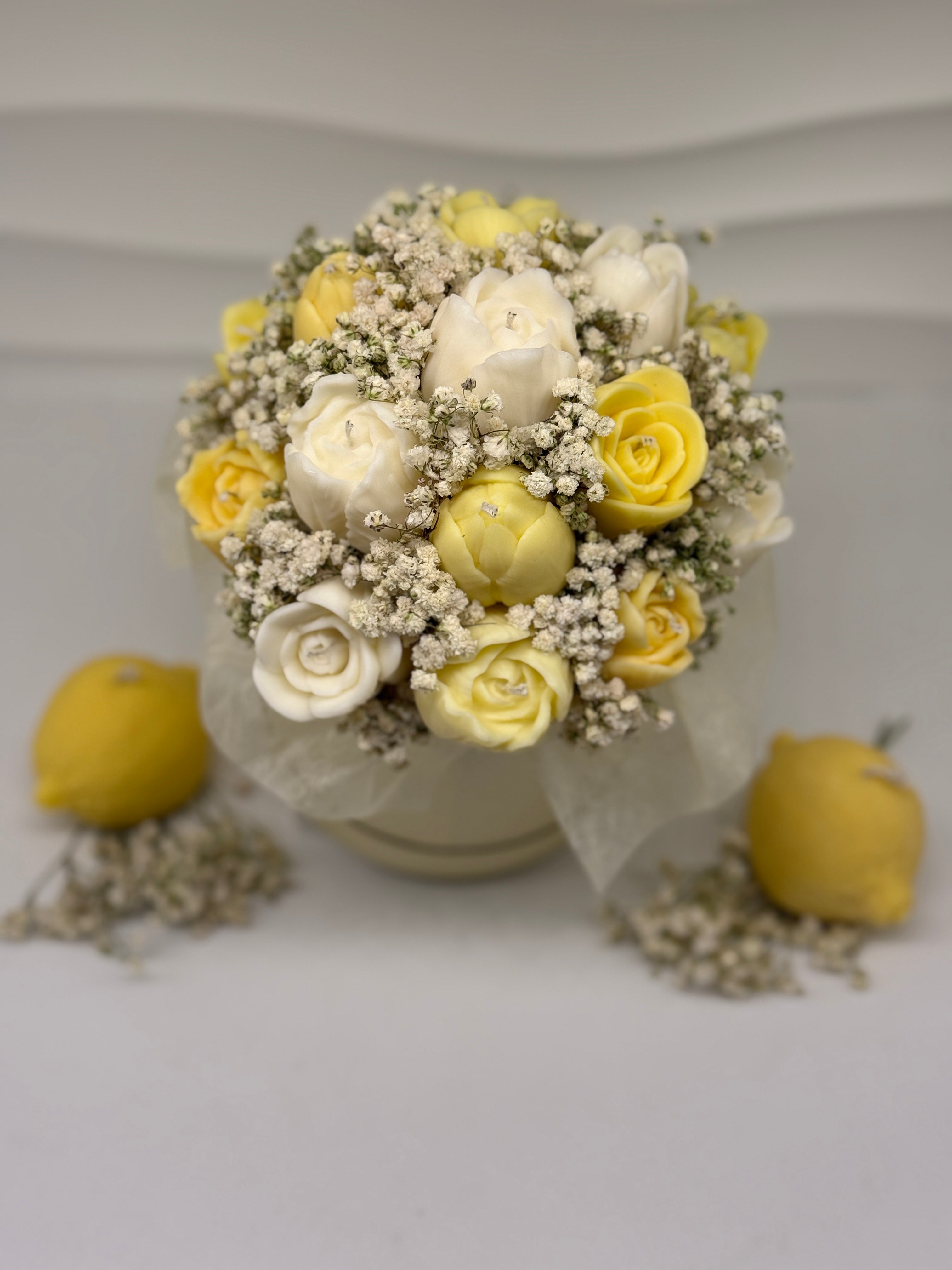 Handgefertigter Kerzenblumenstrauß Tulpe aus Rapswachs in Gelb & Weiß. Flowerbox Floma Candle & More