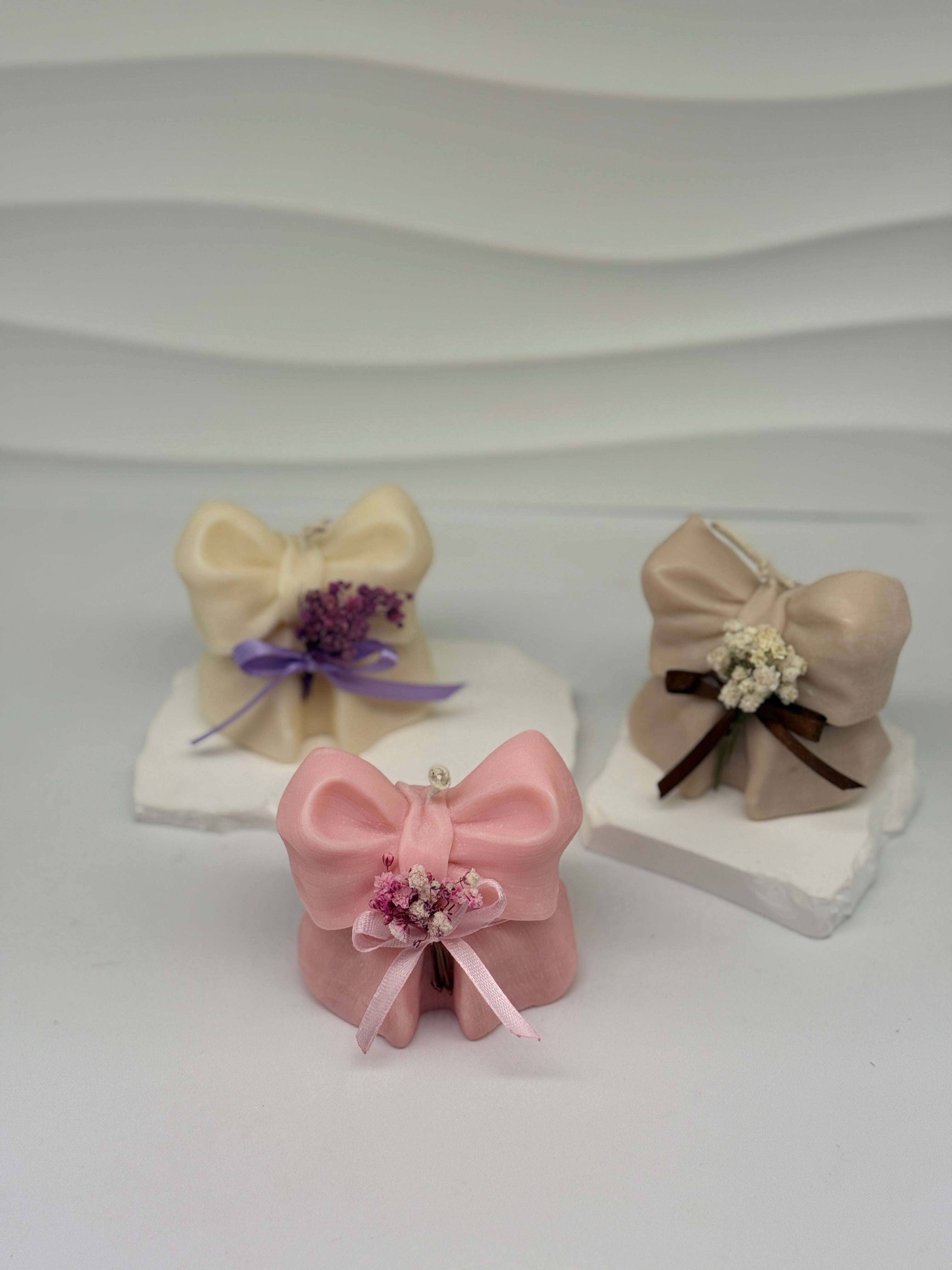 Handgefertigte Schleifenkerze mit Trockenblumen – Elegante Deko & Geschenkide Standkerze Floma Candle & More