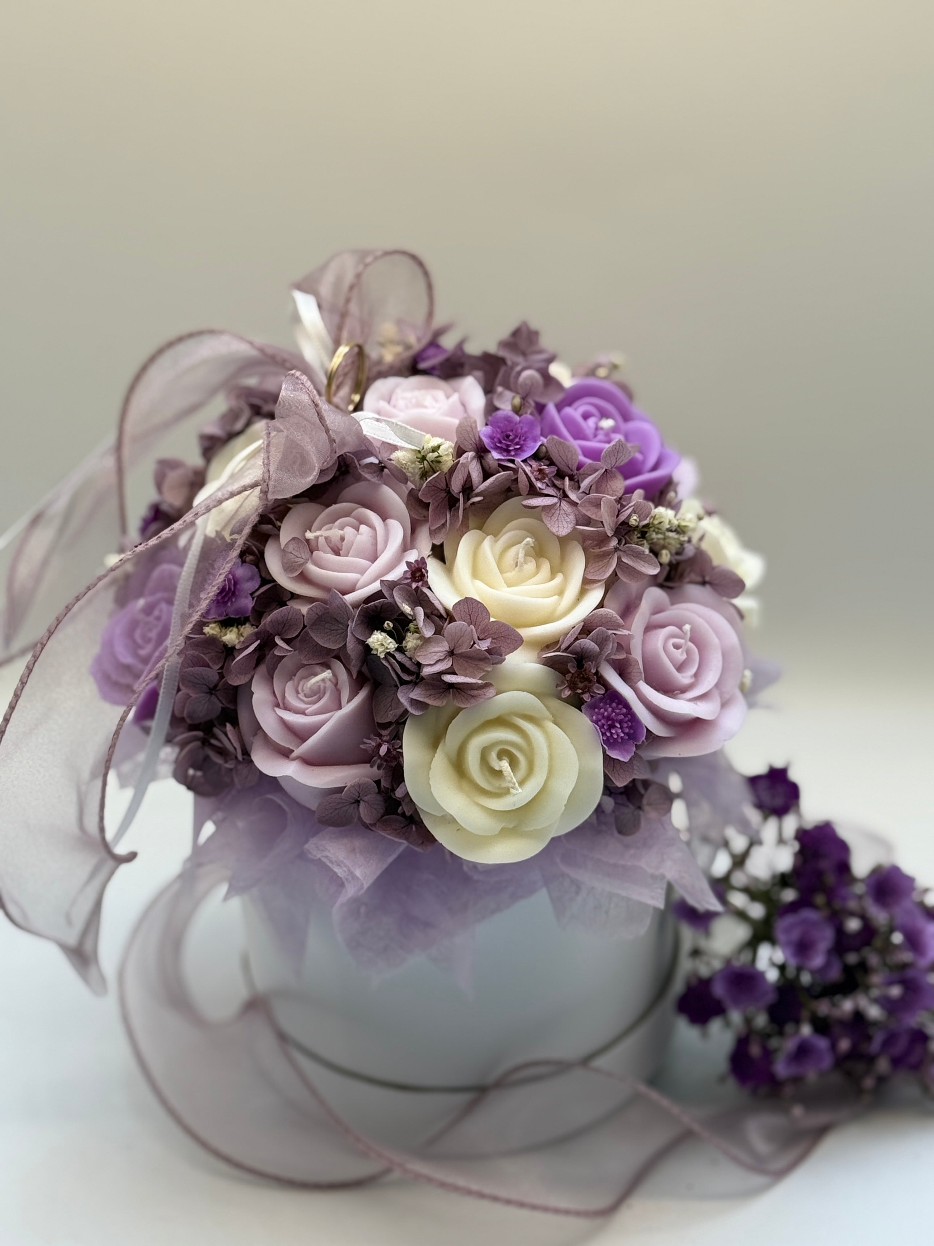 Kerzenblumenstrauß aus Rosen  Lavendel