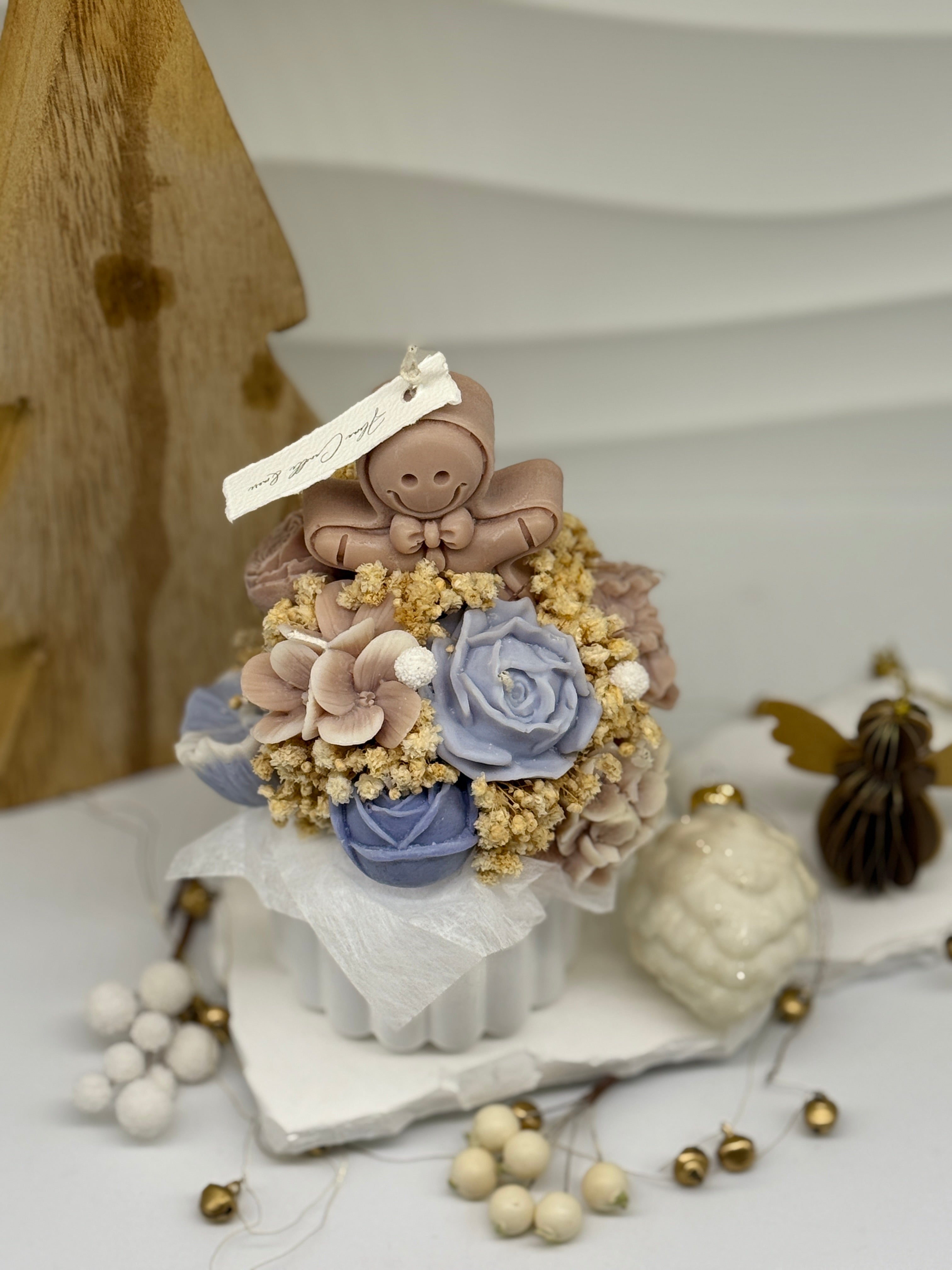 petite Weihnachten/ Kerzenstrauss in handgefertigten Keramikgefäß Flowerbox Floma Candle & More hellblau/beige/weiß