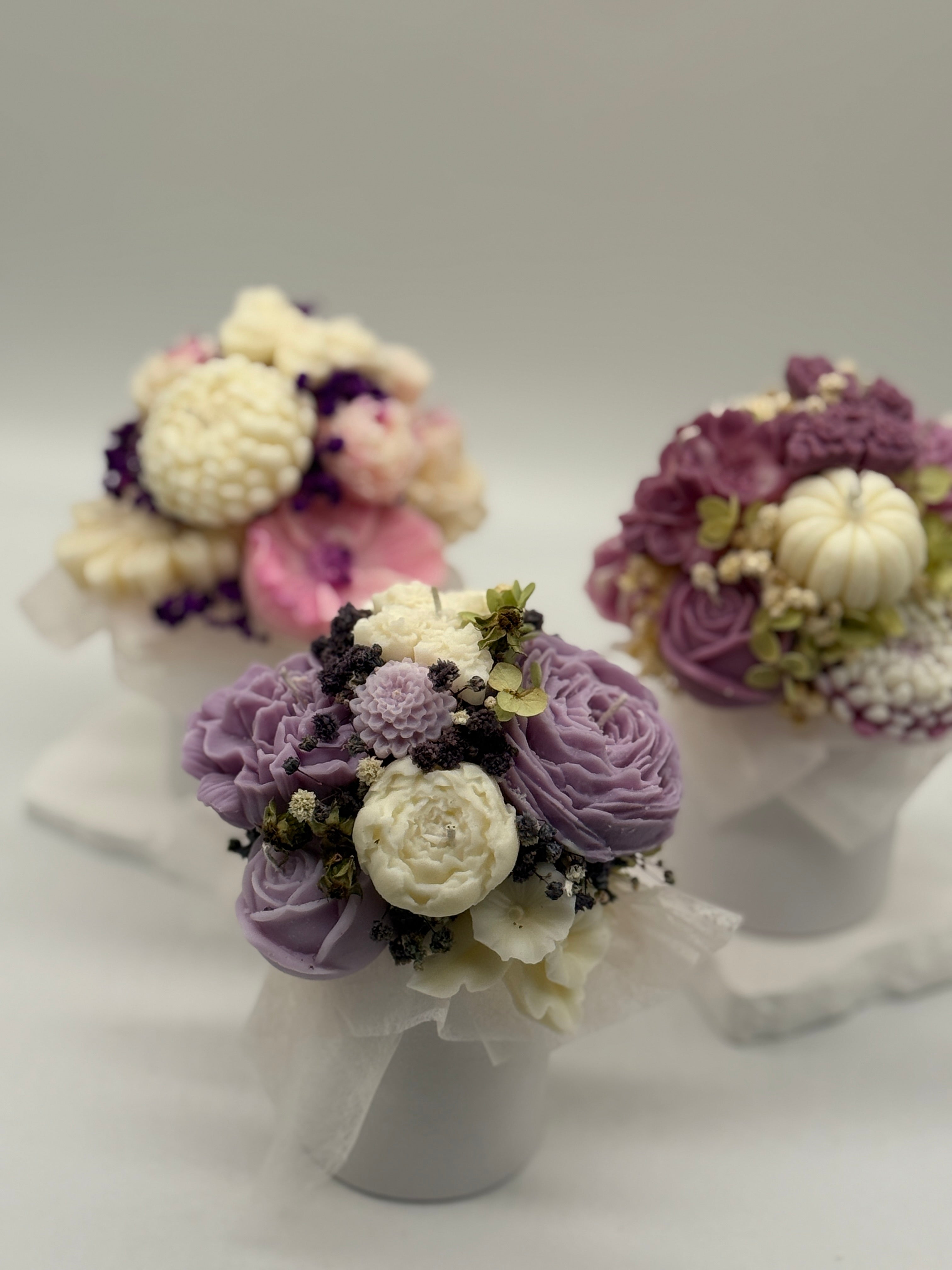 petite Fleur / Kerzenstrauss in handgefertigten Keramikgefäß Flowerbox Floma Candle & More Brombeere/Weiss/ Rosa