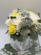 Kerzenblumenstrauß aus Rosen Eukalyptus Flowerbox Floma Candle & More