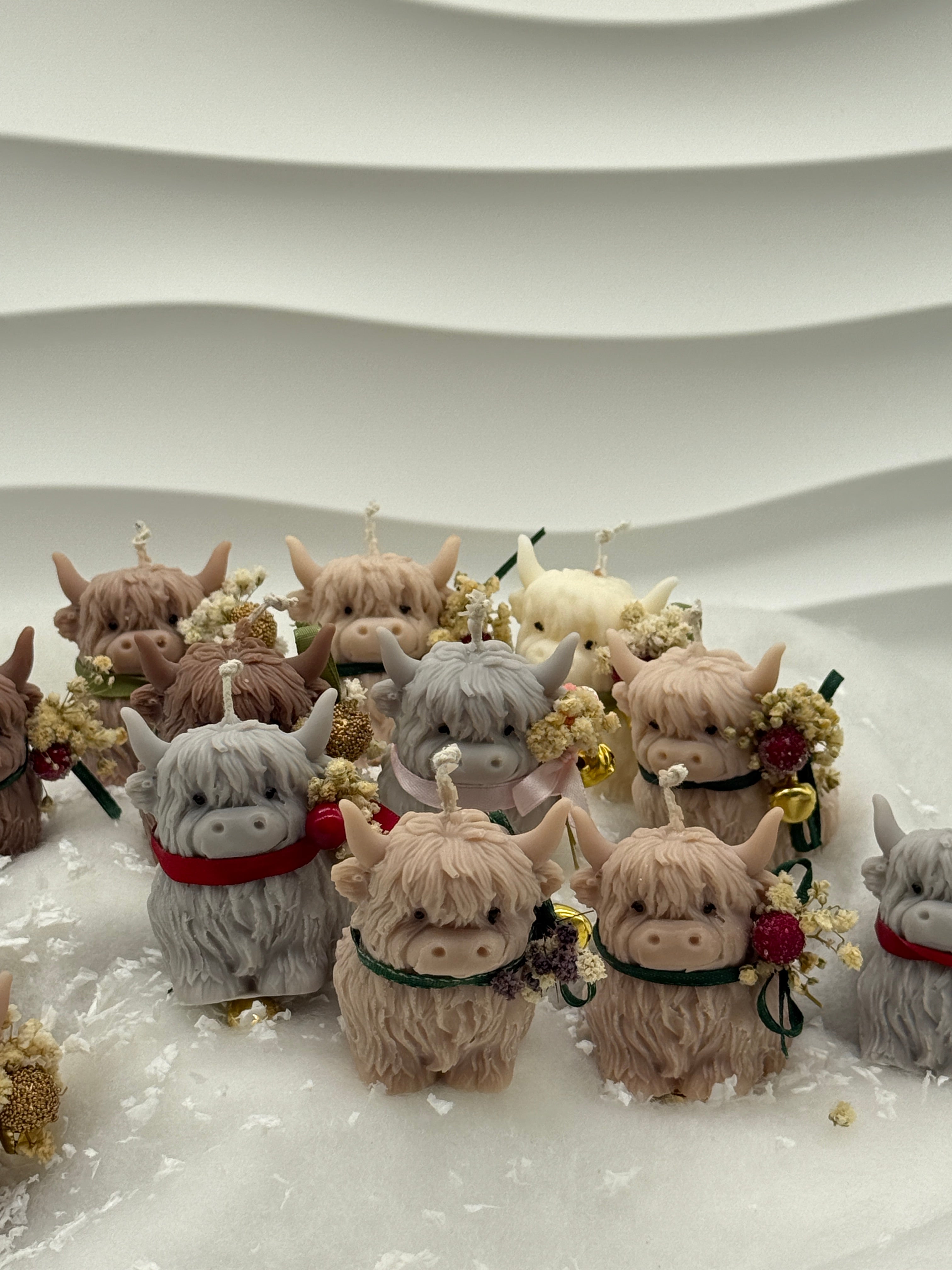 Highland-Kuh Kerze – Handgefertigte Deko-Kerze im Landhaus- & Bauernhof-Stil Standkerze Floma Candle & More