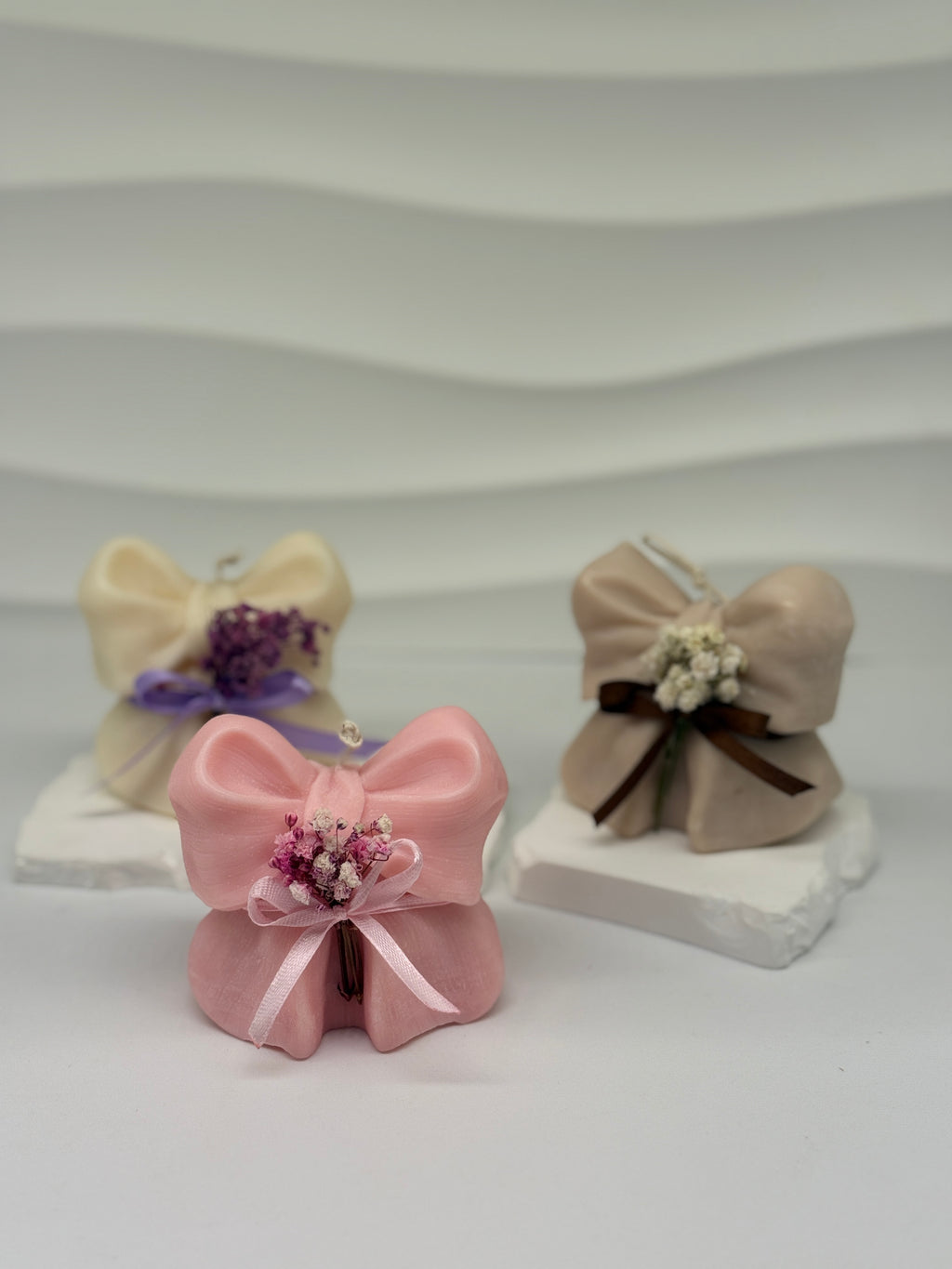 Handgefertigte Schleifenkerze mit Trockenblumen – Elegante Deko & Geschenkide Standkerze Floma Candle & More