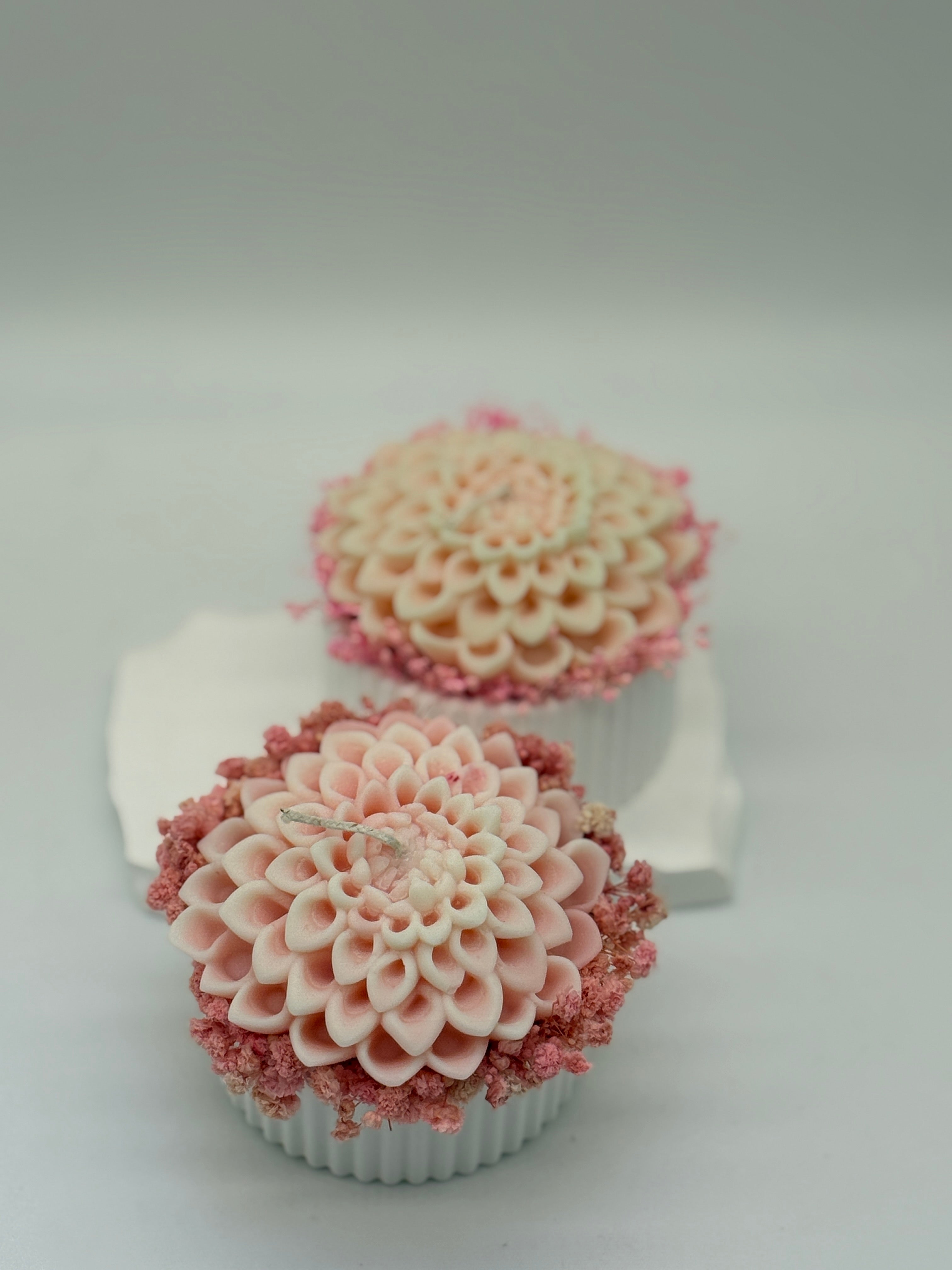 One Kerzenstrauß in handgefertigten Keramiktöpfchen Flowerbox Floma Candle & More Dahlie Pink/ topf weiss / Blumen rosa