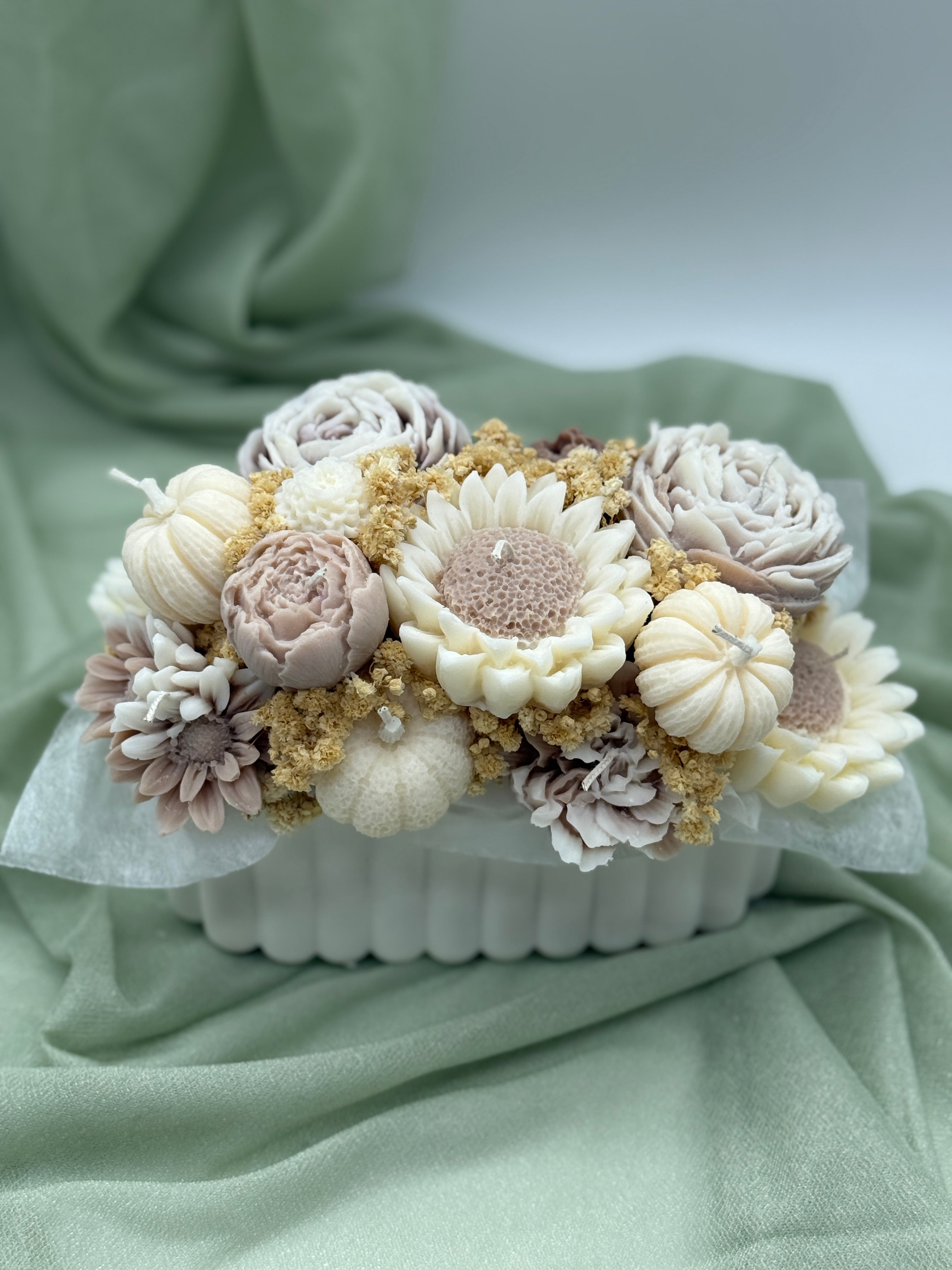 Kerzenstrauß „ Whisper „ in handgefertigten Kermiktopf Flowerbox Floma Candle & More Sonnenblumen weiß/ Kürbis weiß