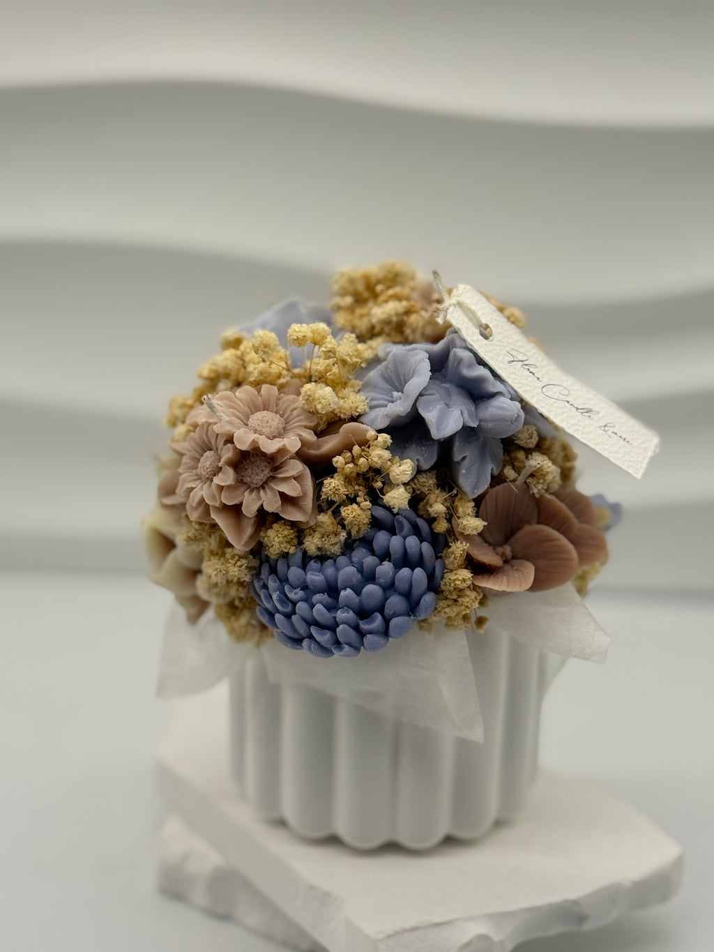 petite Fleur / Kerzenstrauss in handgefertigten Keramikgefäß Flowerbox Floma Candle & More hellblau/beige/weiß