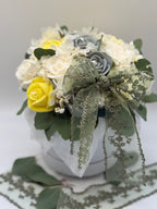 Kerzenblumenstrauß aus Rosen Eukalyptus Flowerbox Floma Candle & More