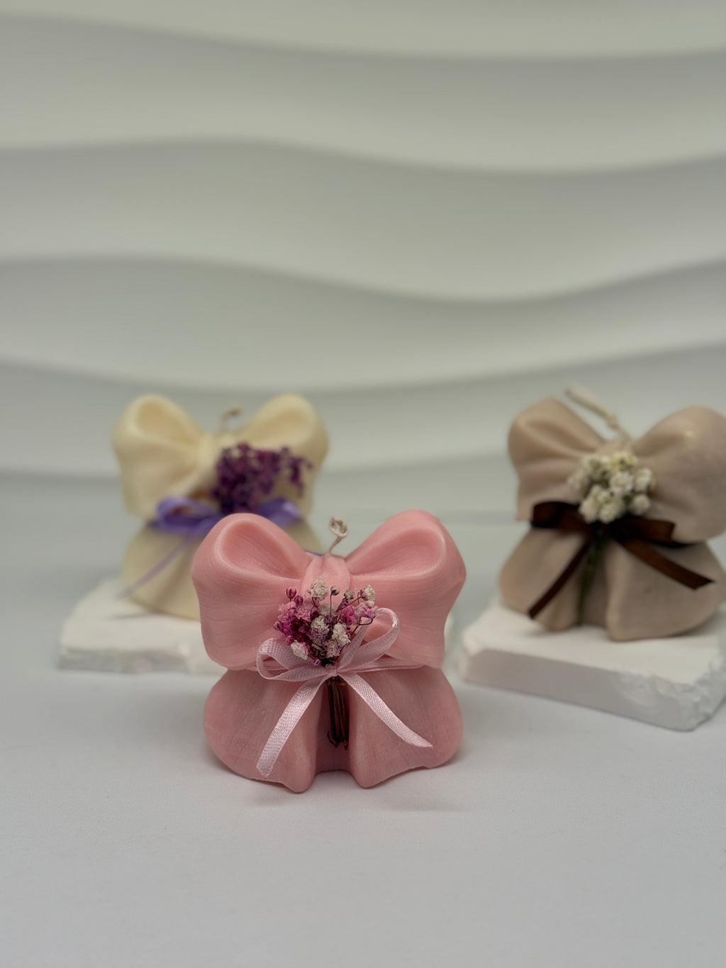 Handgefertigte Schleifenkerze mit Trockenblumen – Elegante Deko & Geschenkide Standkerze Floma Candle & More