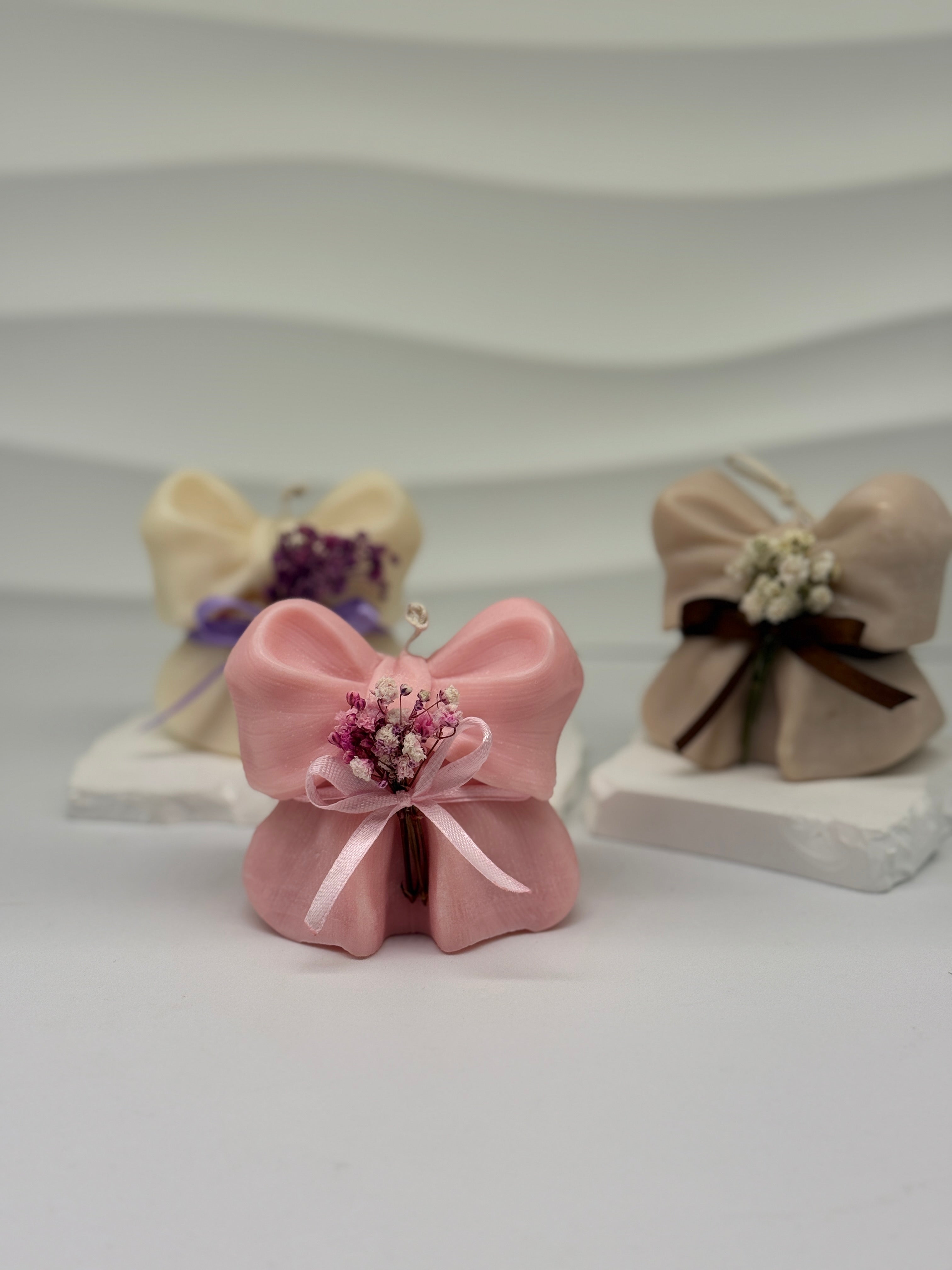 Handgefertigte Schleifenkerze mit Trockenblumen – Elegante Deko & Geschenkide Standkerze Floma Candle & More