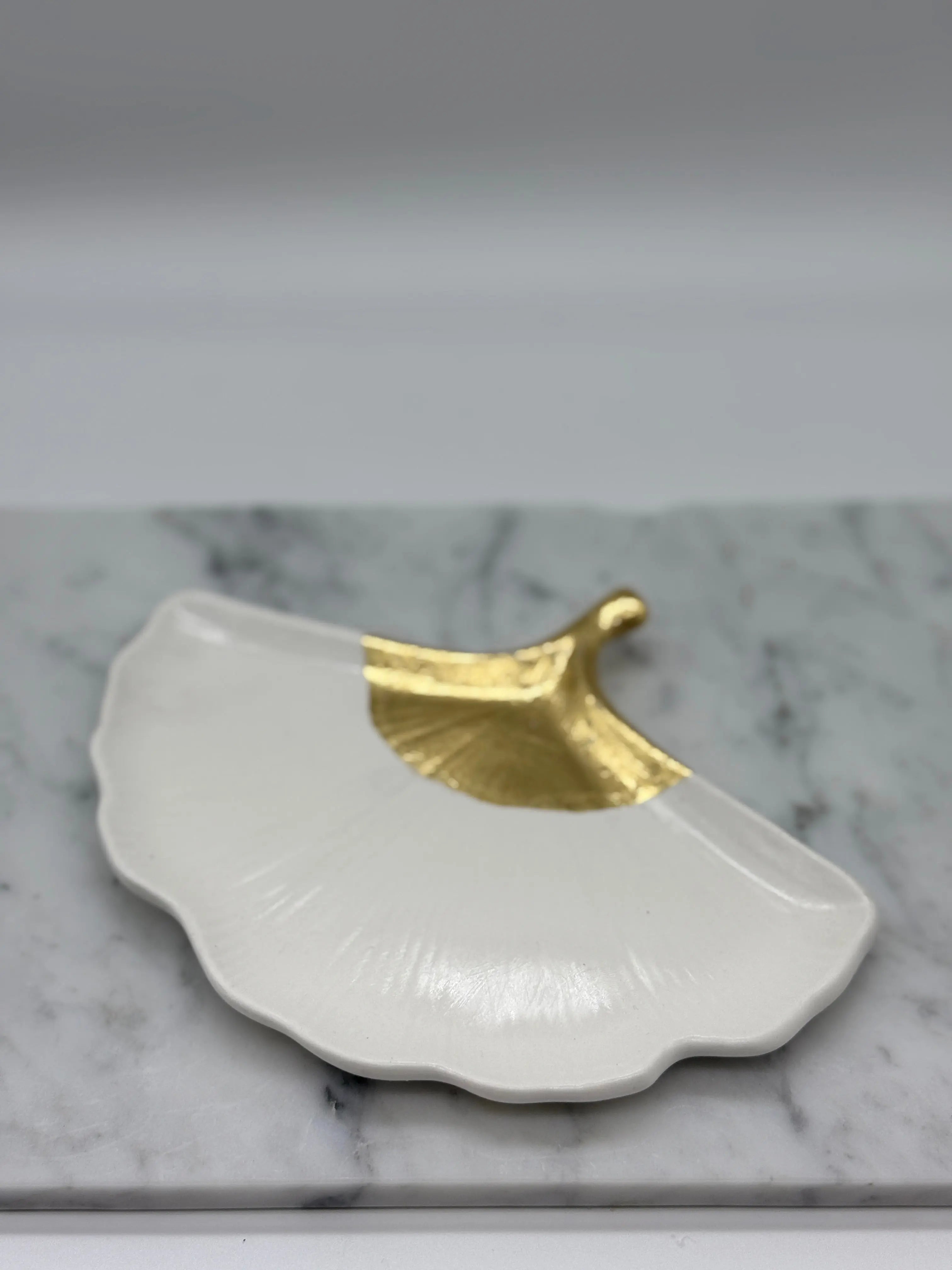 Ginkoblattteller in 2 Farben erhältich Teller Floma Candel & more Weiß