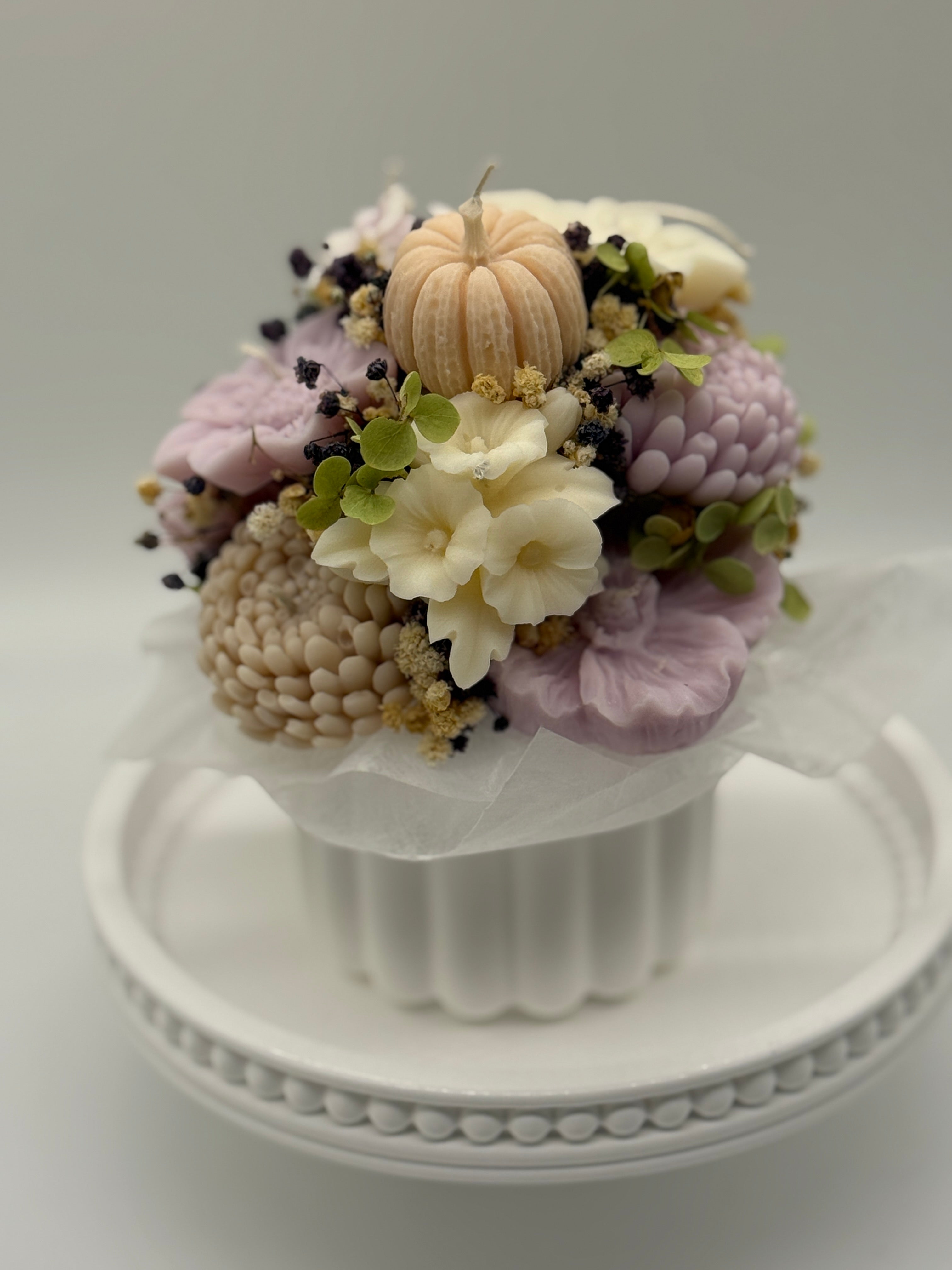 petite Fleur / Kerzenstrauss in handgefertigten Keramikgefäß Flowerbox Floma Candle & More Flieder/weiss /Beige / Kürbis