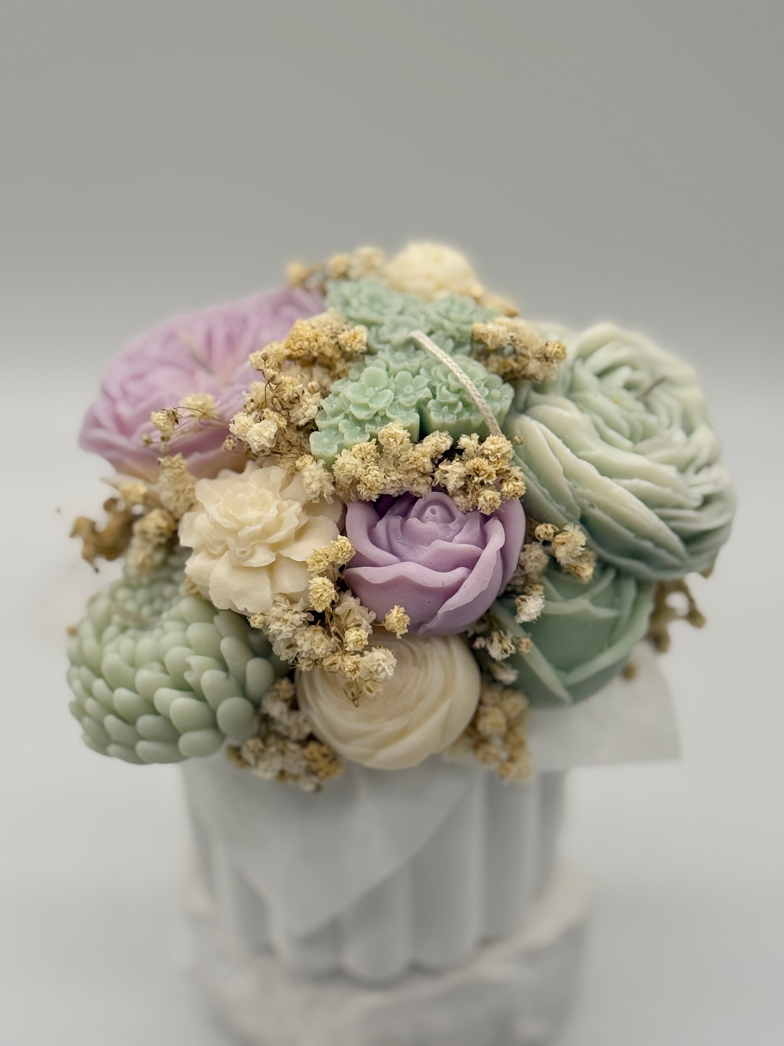 petite Fleur / Kerzenstrauss in handgefertigten Keramikgefäß Flowerbox Floma Candle & More Flieder/Mint/weiss
