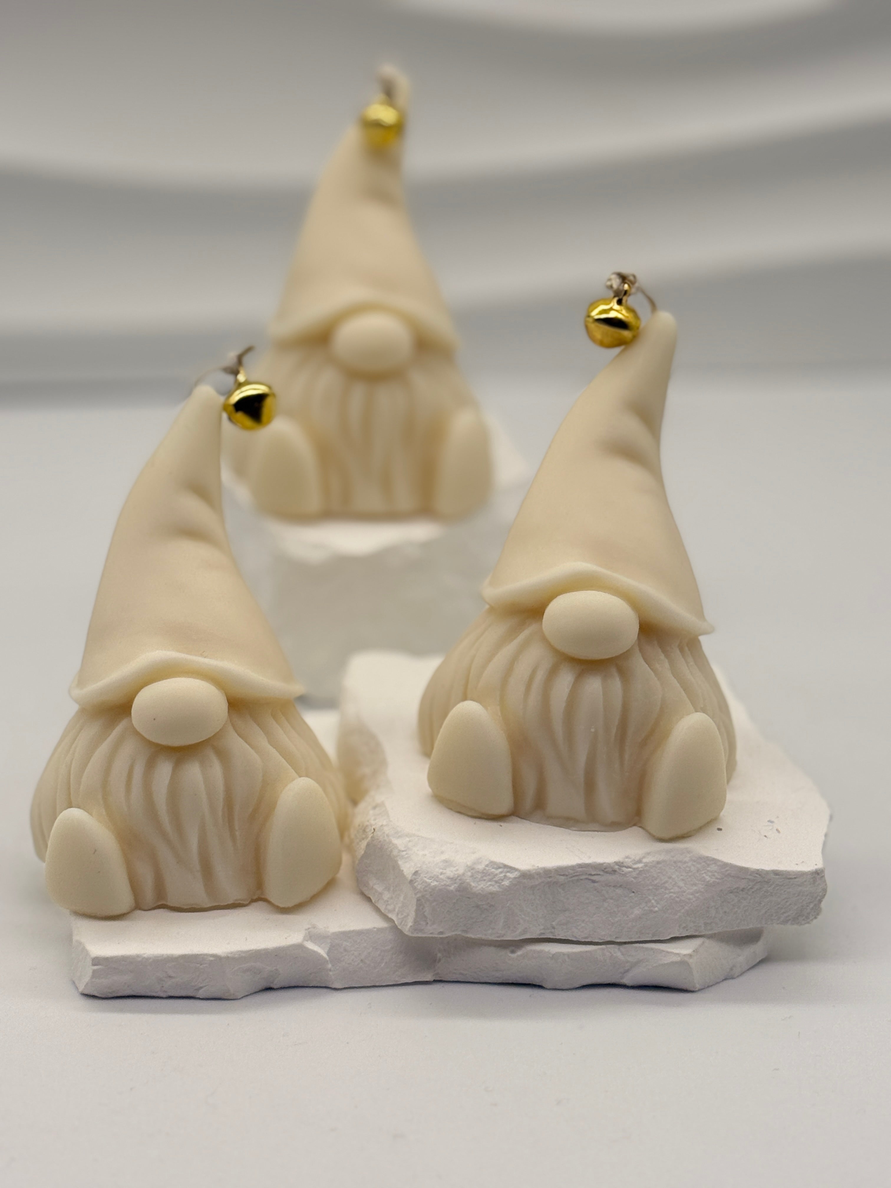 Wichtel /Handgemachte Rapswachskerze – Skandinavischer Gnom mit Glöckchen | Nachhaltige Weihnachtskerze | Hygge Deko & Geschenkidee Standkerze Floma Candle & More