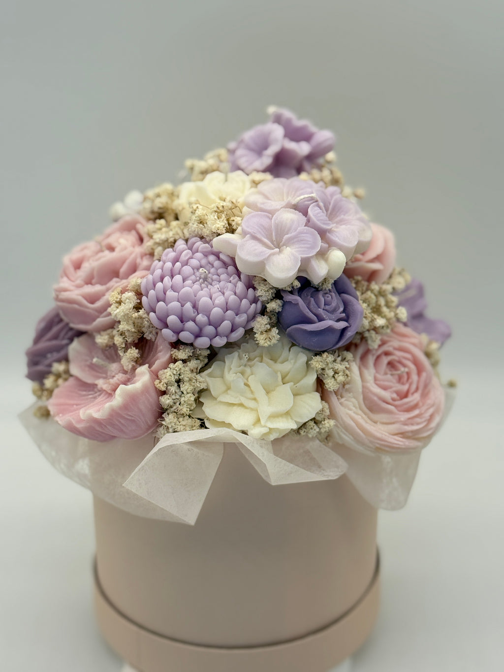 Skara Spring / Blumenkerzenstrauß aus Rapswachs in Geschenkbox – Handgemachte vegane Kerze, Flower Candle, nachhaltiges Geschenk, Deko-Blumenstrauß Standkerze Floma Candle & More Rosa / Weiß/ Flieder