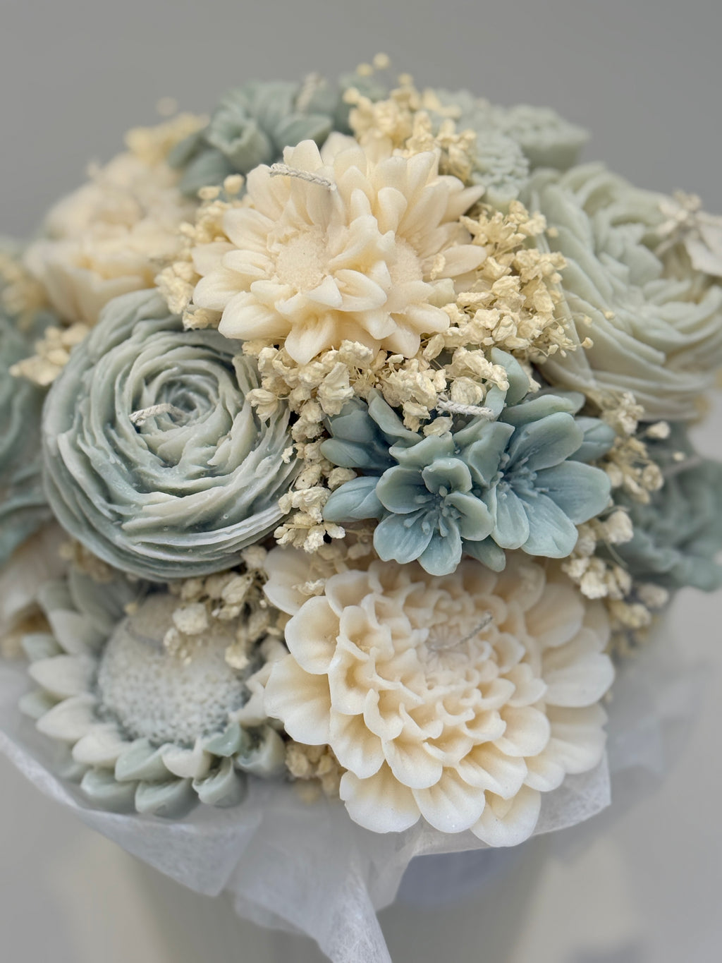 Luna /Blumenkerzenstrauss aus Rapswachs in Metalltopf – Handgemachte vegane Kerze, Flower Candle, nachhaltiges Geschenk, Deko-Blumenstrauß Standkerze Floma Candle & More Salbei / Weiß