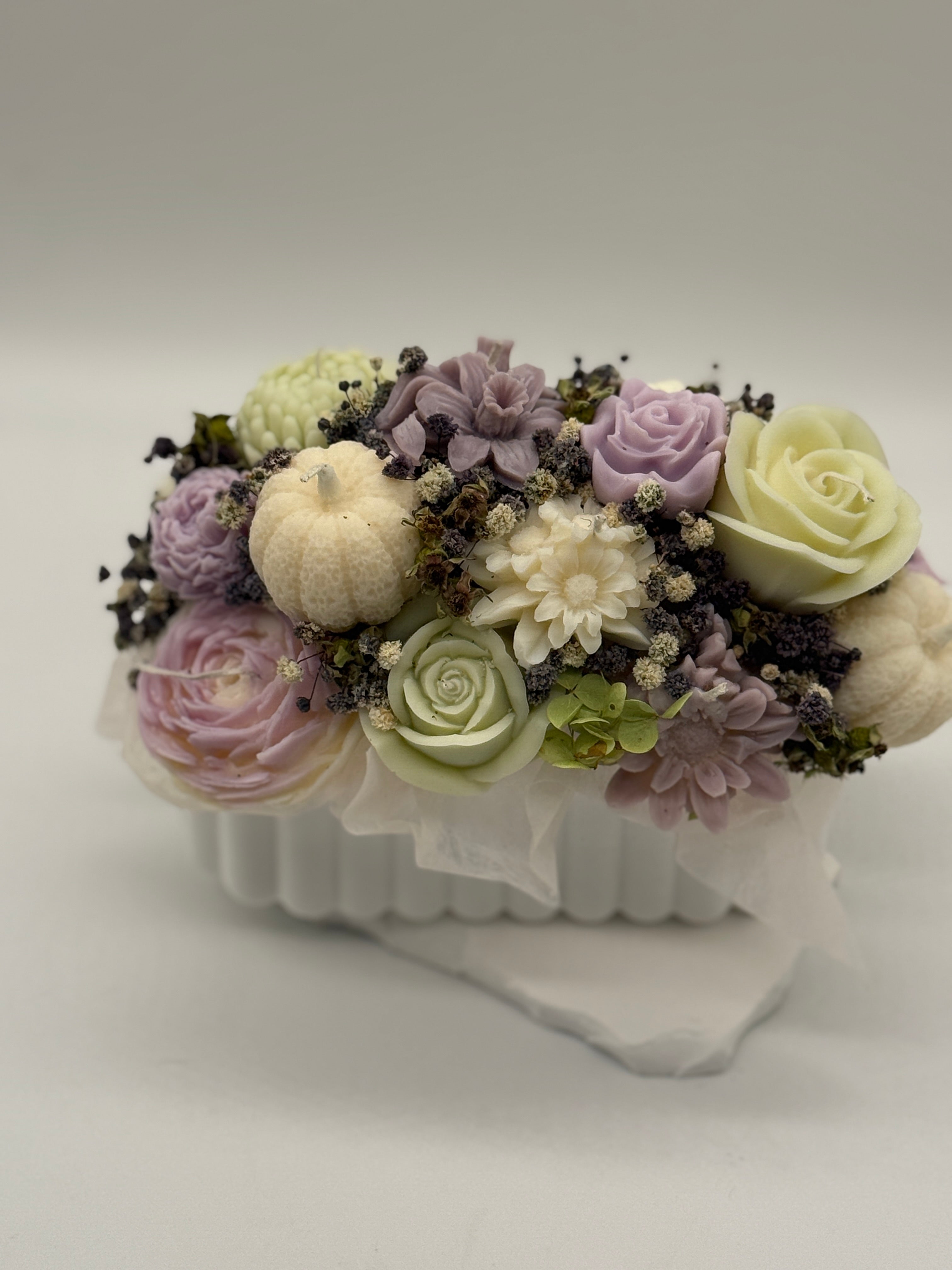 Kerzenstrauß „ Whisper „ in handgefertigten Kermiktopf Flowerbox Floma Candle & More Flieder/Weiss/Hellgrün /Kürbis