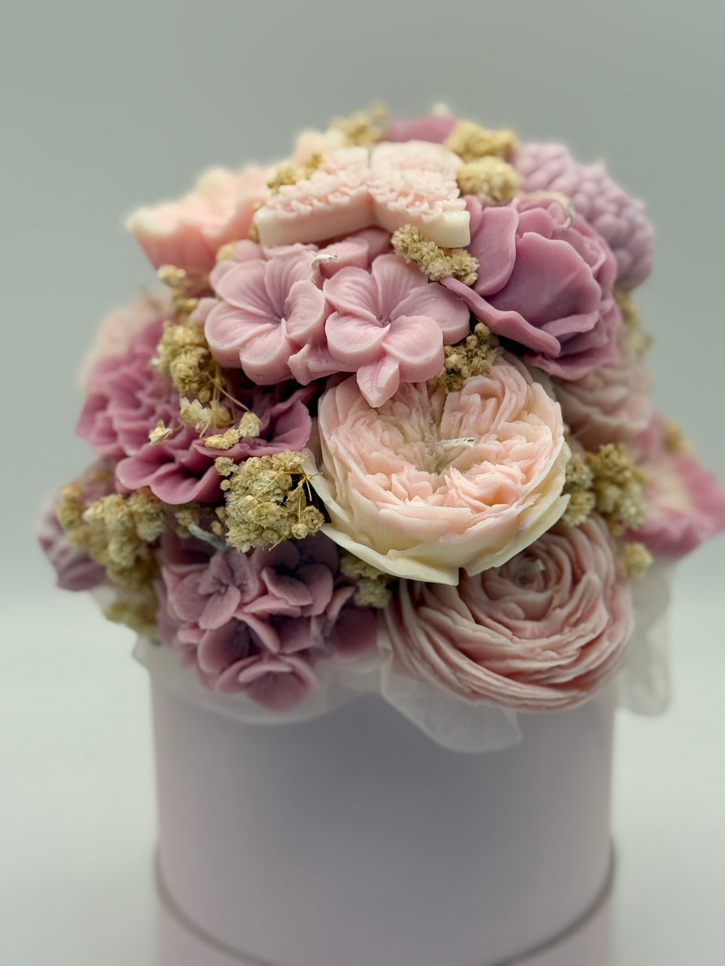 Skara Pure Rose /Blumenkerzenstrauß aus Rapswachs in Geschenkbox – Handgemachte vegane Kerze, Flower Candle, nachhaltiges Geschenk, Deko-Blumenstraußin Geschenktopf Standkerze Floma Candle & More