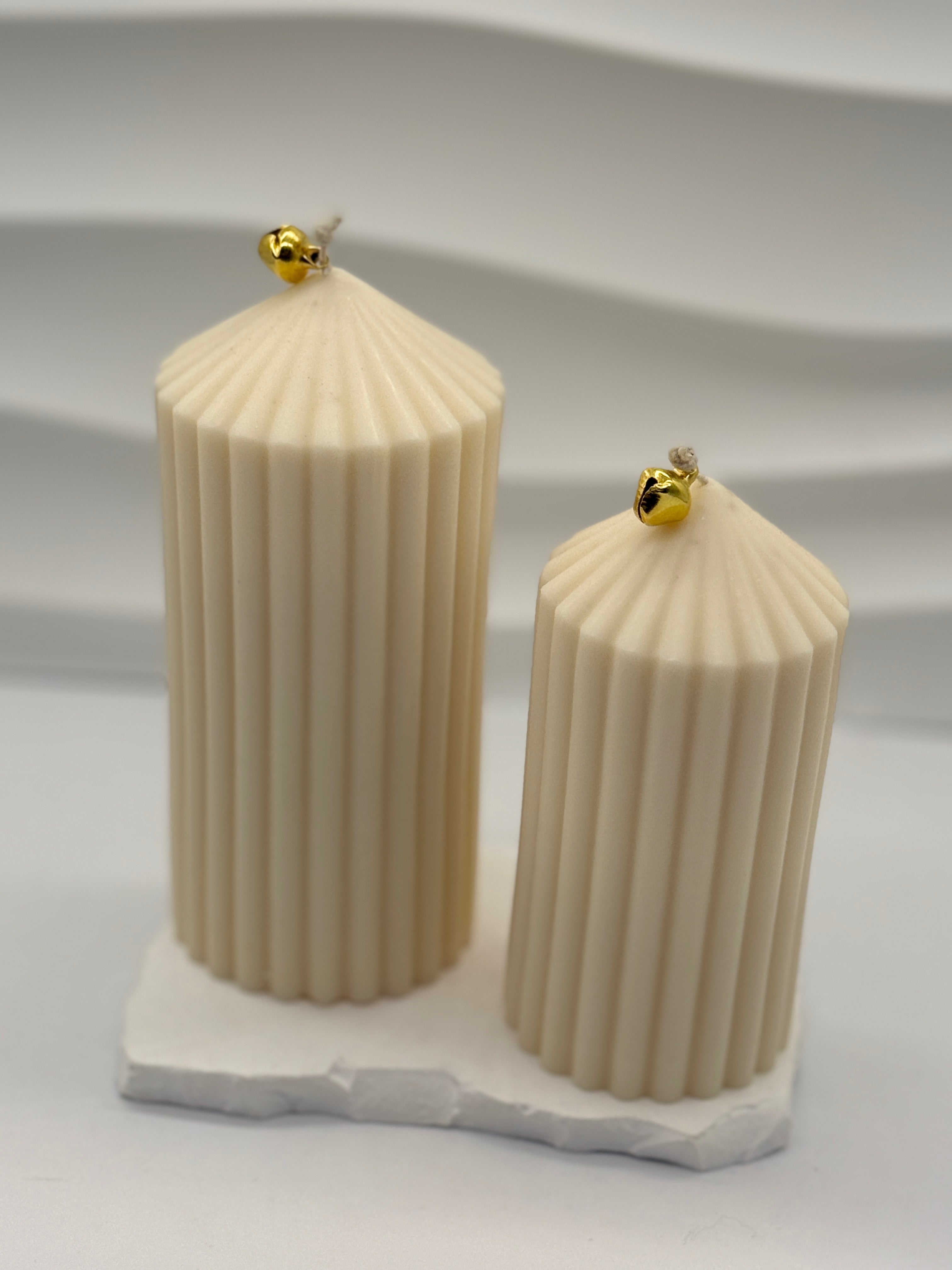 Romy / Handgemachte Weihnachtskerze aus Rapswachs – Nachhaltige Deko & festliche Geschenkidee Standkerze Floma Candle & More M