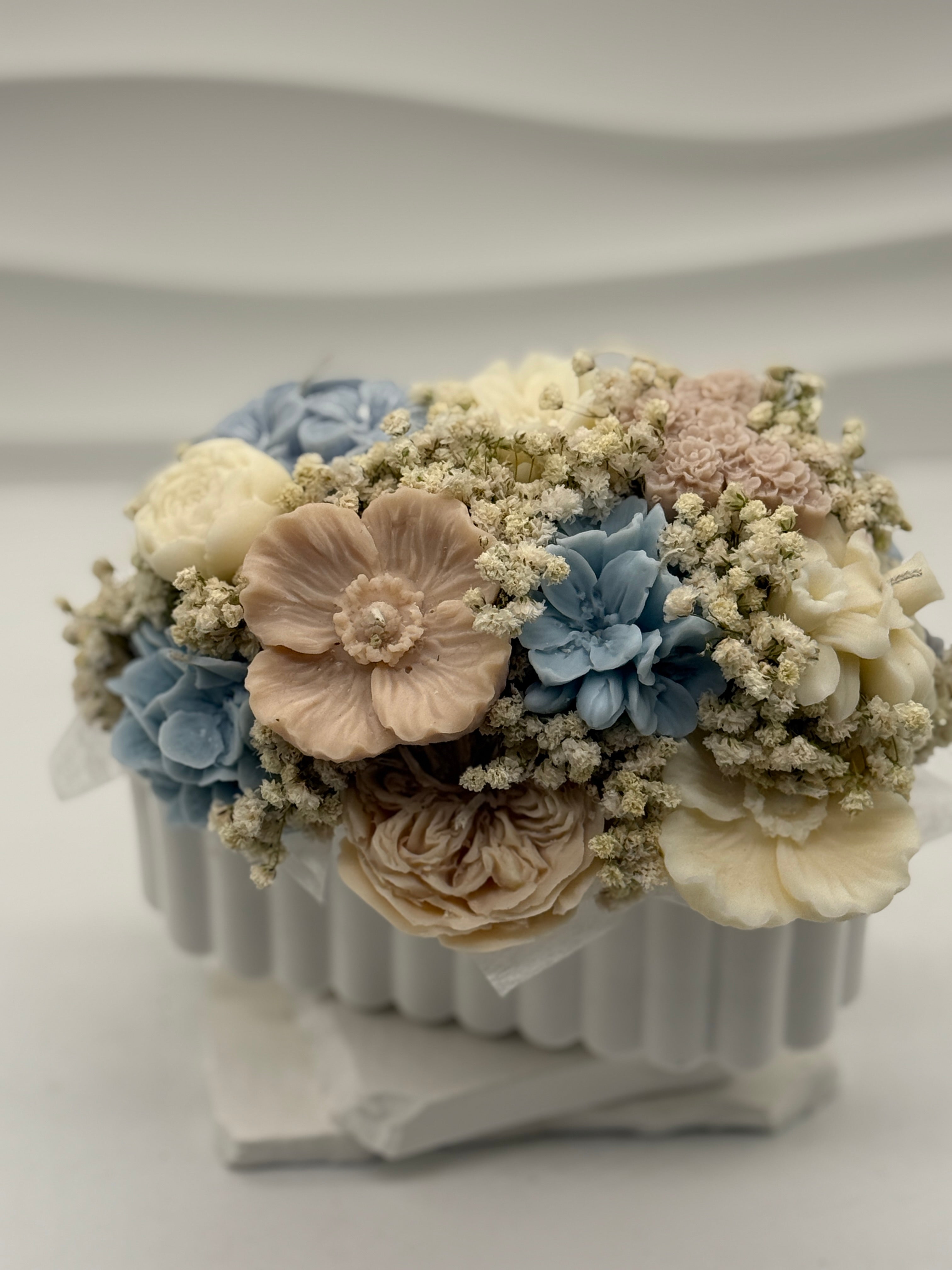 Kerzenstrauß „ Whisper „ in handgefertigten Kermiktopf Flowerbox Floma Candle & More Hellblau/Beige/Weiss