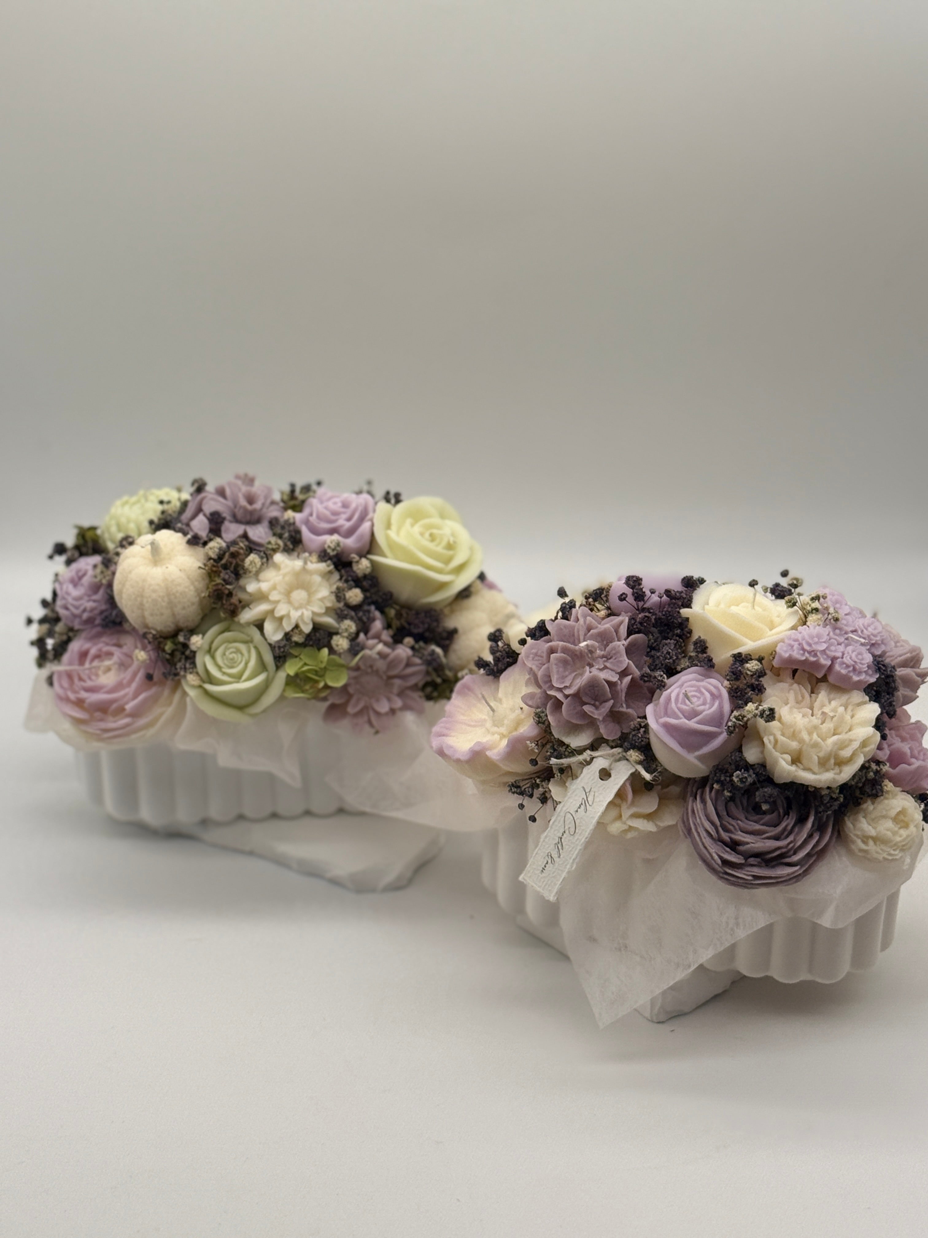 Kerzenstrauß „ Whisper „ in handgefertigten Kermiktopf Flowerbox Floma Candle & More Flieder/Weiss/ Lila