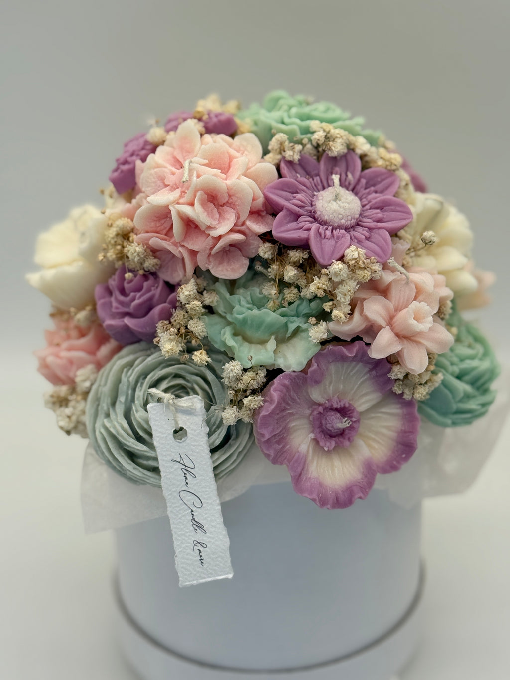 Skara Poesie /Blumenkerzenstrauss aus Rapswachs in Geschenkbox – Handgemachte vegane Kerze, Flower Candle, nachhaltiges Geschenk, Deko-Blumenstrauß Standkerze Floma Candle & More