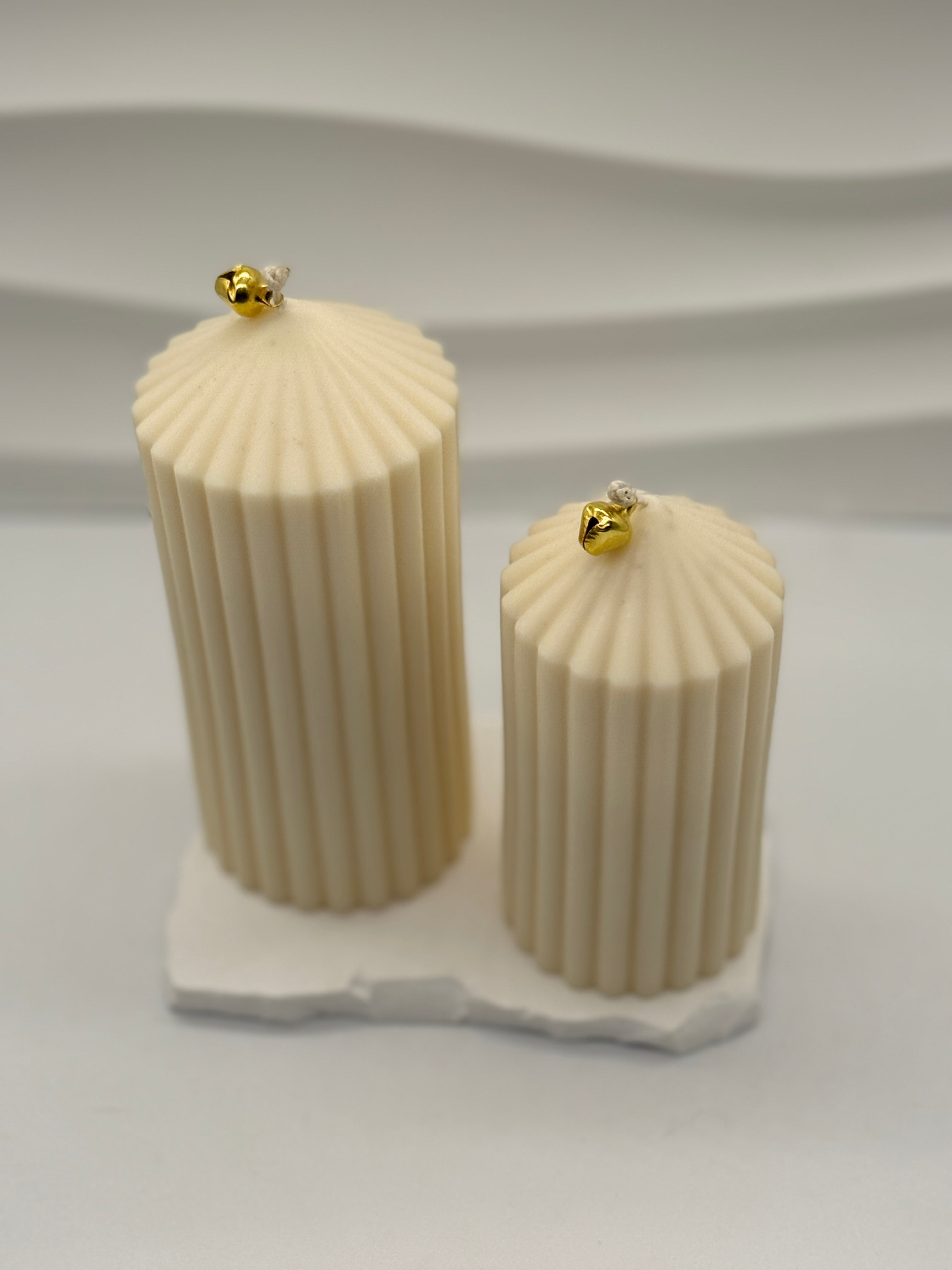 Romy / Handgemachte Weihnachtskerze aus Rapswachs – Nachhaltige Deko & festliche Geschenkidee Standkerze Floma Candle & More