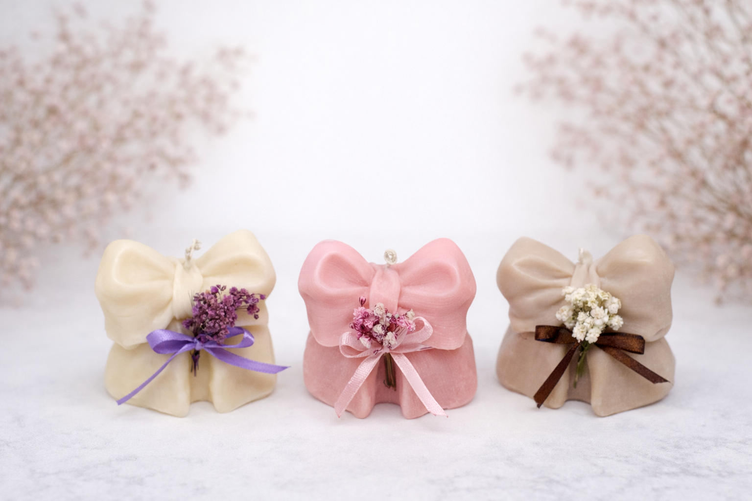 Handgefertigte Schleifenkerze mit Trockenblumen – Elegante Deko & Geschenkide Standkerze Floma Candle & More