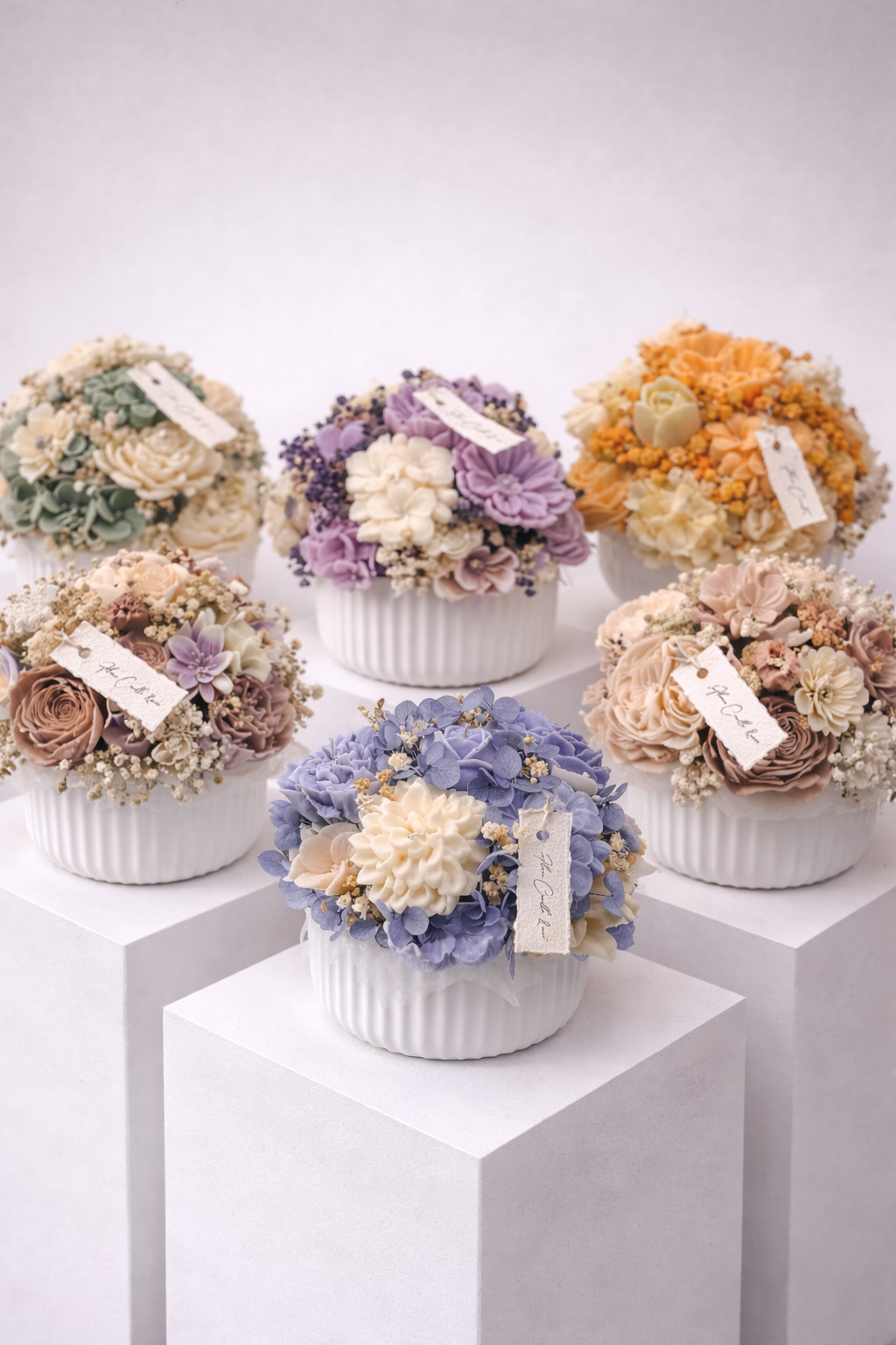 Floma / Handgemachter Kerzenblumenstrauß aus Wachs in Keramikschale Flowerbox Floma Candle & More