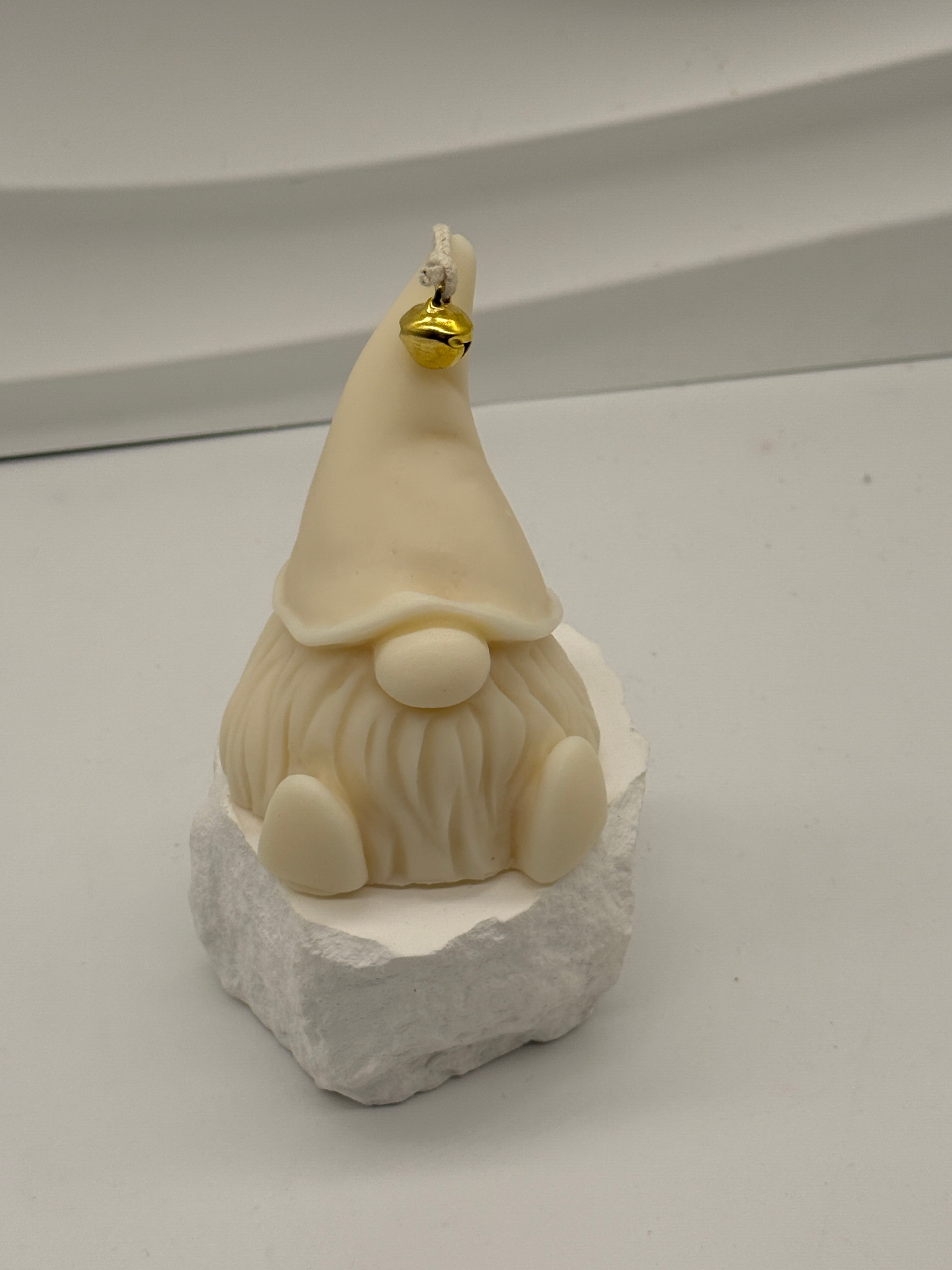 Wichtel /Handgemachte Rapswachskerze – Skandinavischer Gnom mit Glöckchen | Nachhaltige Weihnachtskerze | Hygge Deko & Geschenkidee Standkerze Floma Candle & More