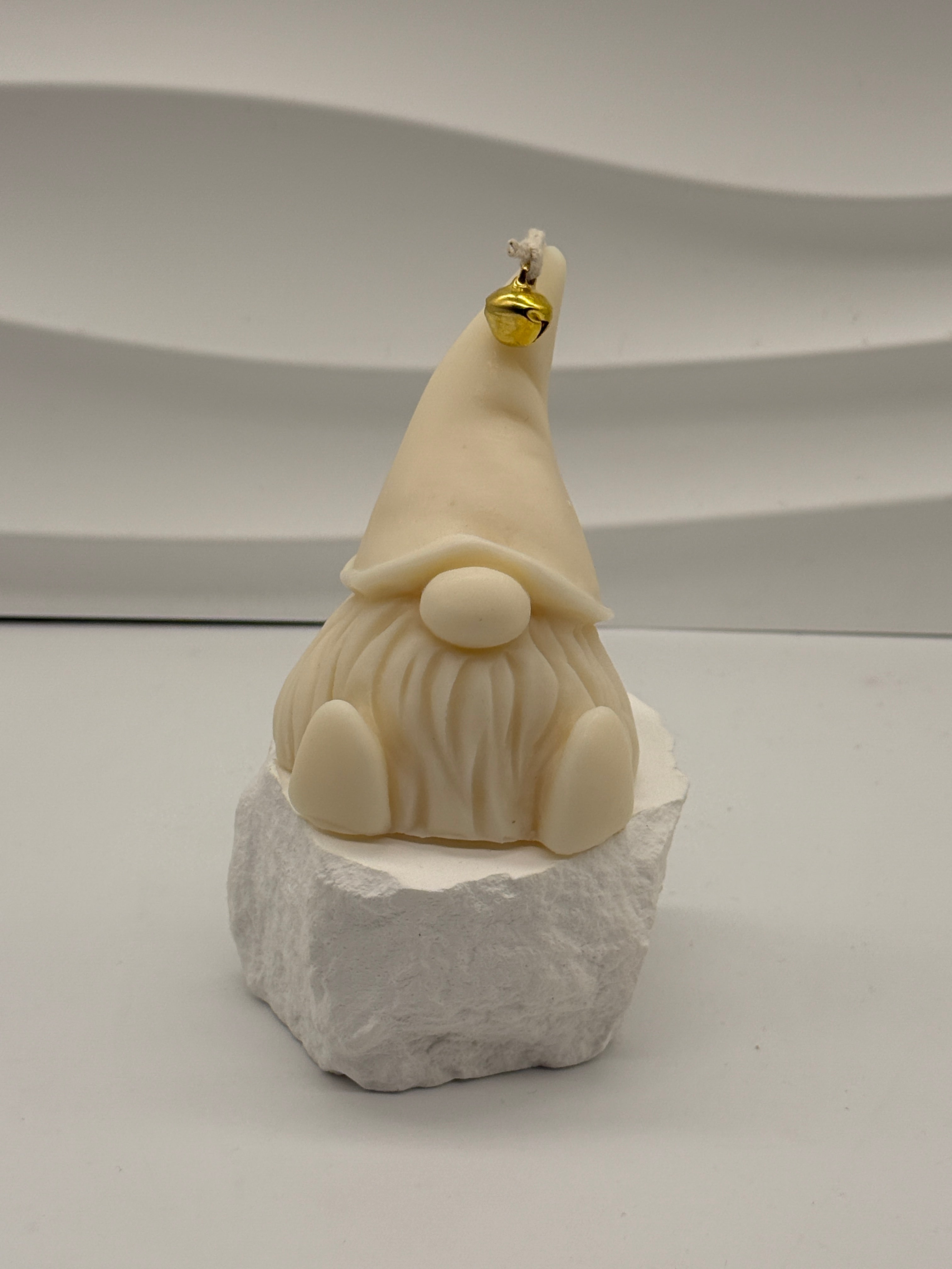 Wichtel /Handgemachte Rapswachskerze – Skandinavischer Gnom mit Glöckchen | Nachhaltige Weihnachtskerze | Hygge Deko & Geschenkidee Standkerze Floma Candle & More