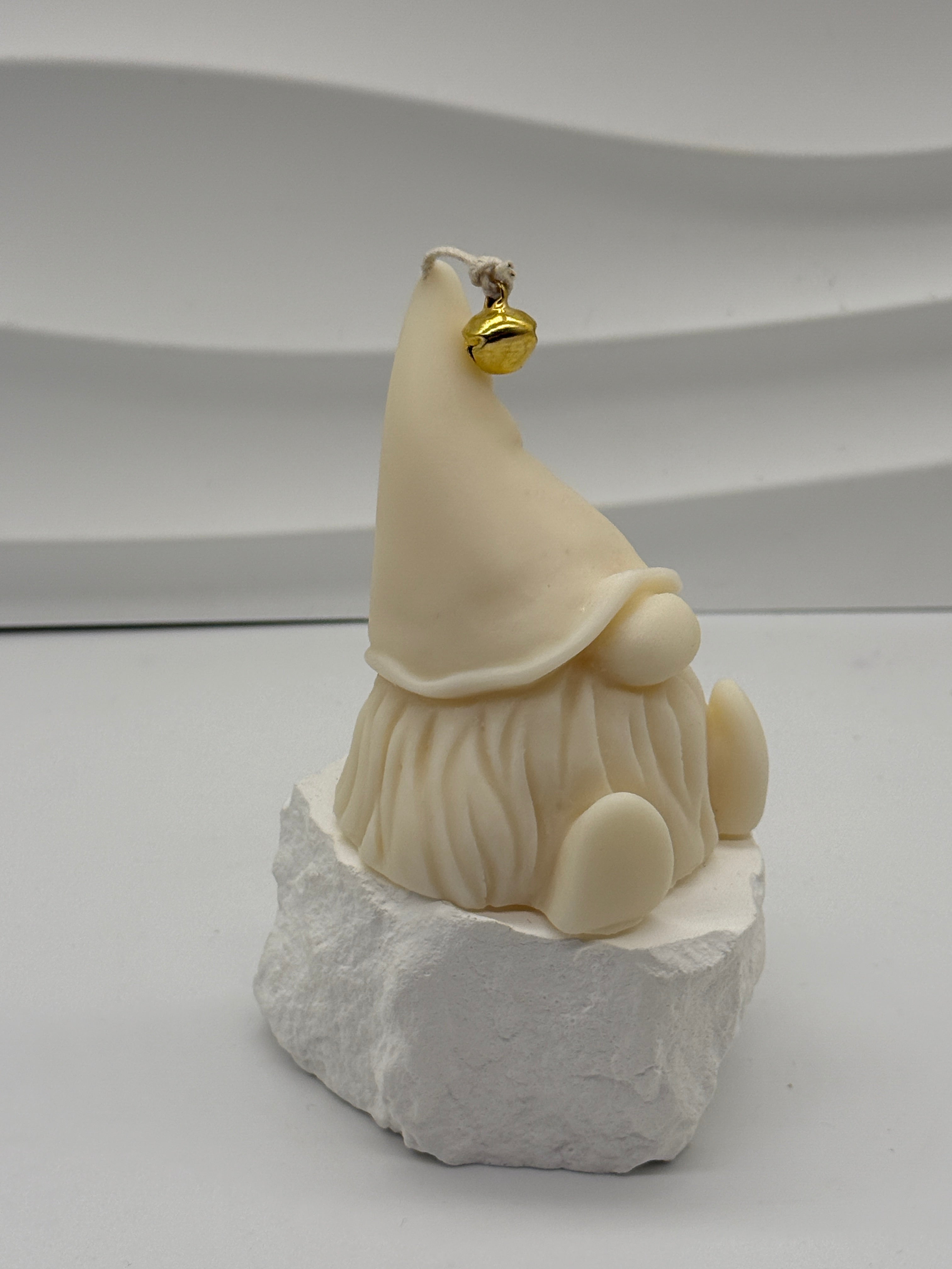 Wichtel /Handgemachte Rapswachskerze – Skandinavischer Gnom mit Glöckchen | Nachhaltige Weihnachtskerze | Hygge Deko & Geschenkidee Standkerze Floma Candle & More