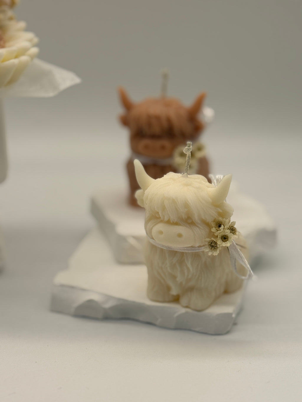 Highland-Kuh Kerze – Handgefertigte Deko-Kerze im Landhaus- & Bauernhof-Stil Standkerze Floma Candle & More Natur Creme Weiss