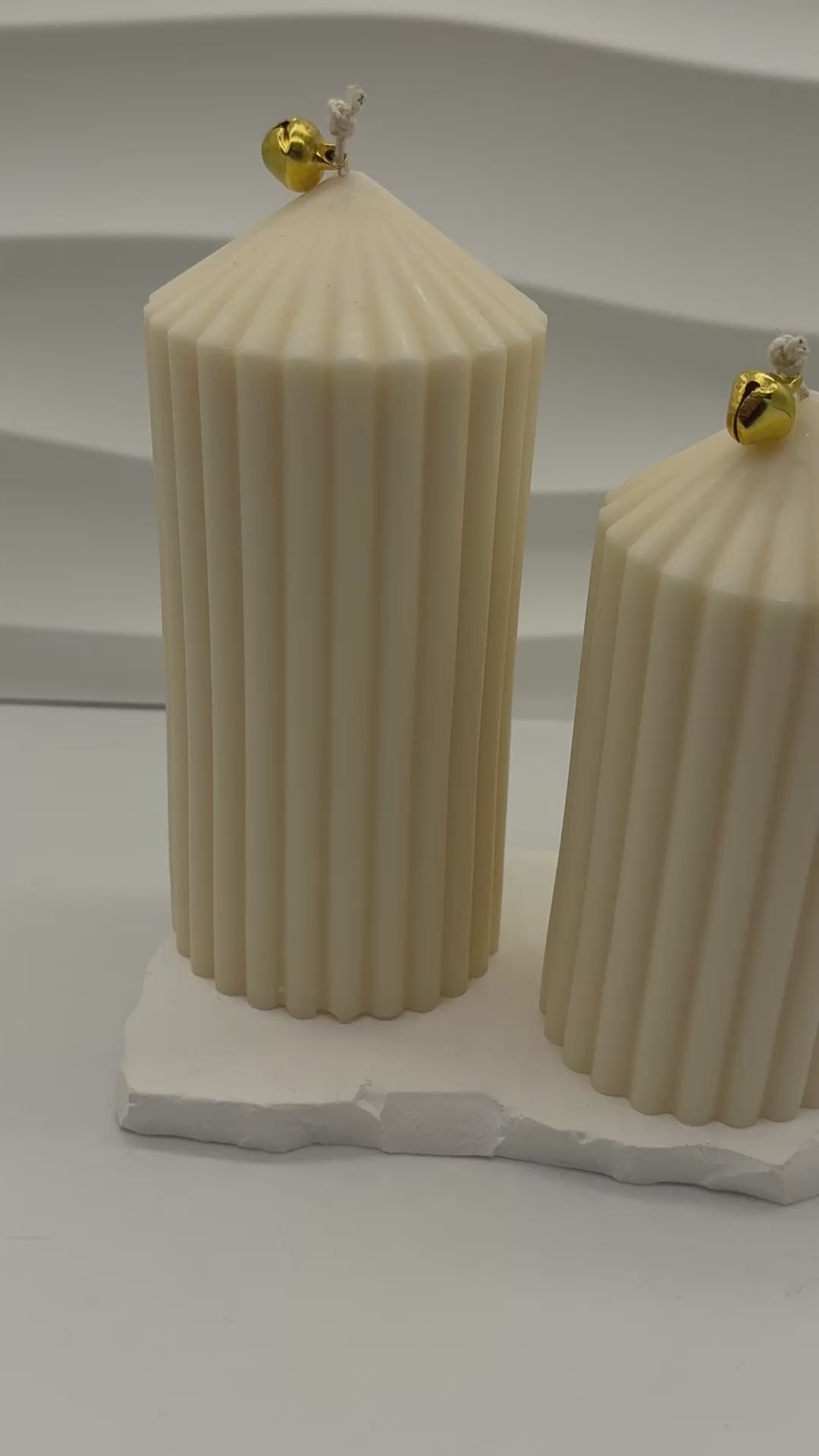 Romy / Handgemachte Weihnachtskerze aus Rapswachs – Nachhaltige Deko & festliche Geschenkidee Standkerze Floma Candle & More