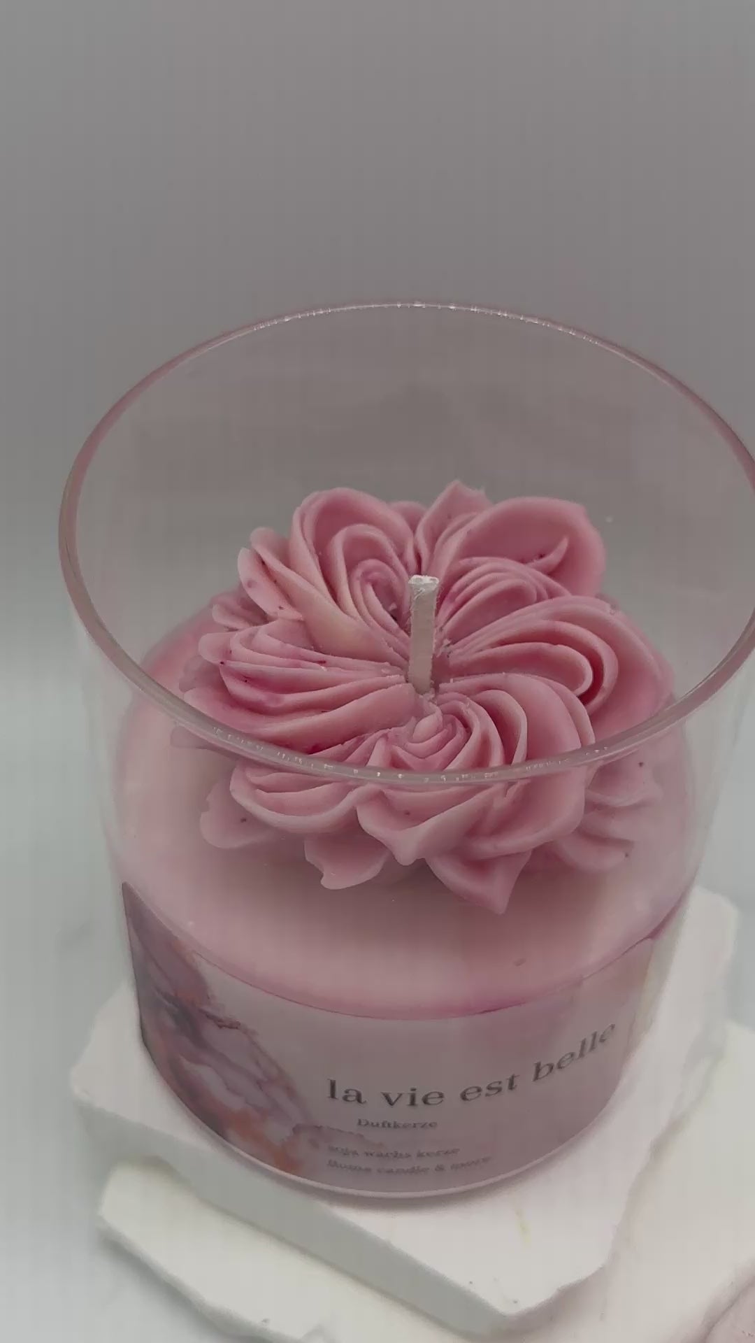Vie Est Belle Duftkerze aus Sojawachs 320 g | Handgemachte Kerze im Glas mit Bambusdeckel Duftkerzen Floma Candle & More