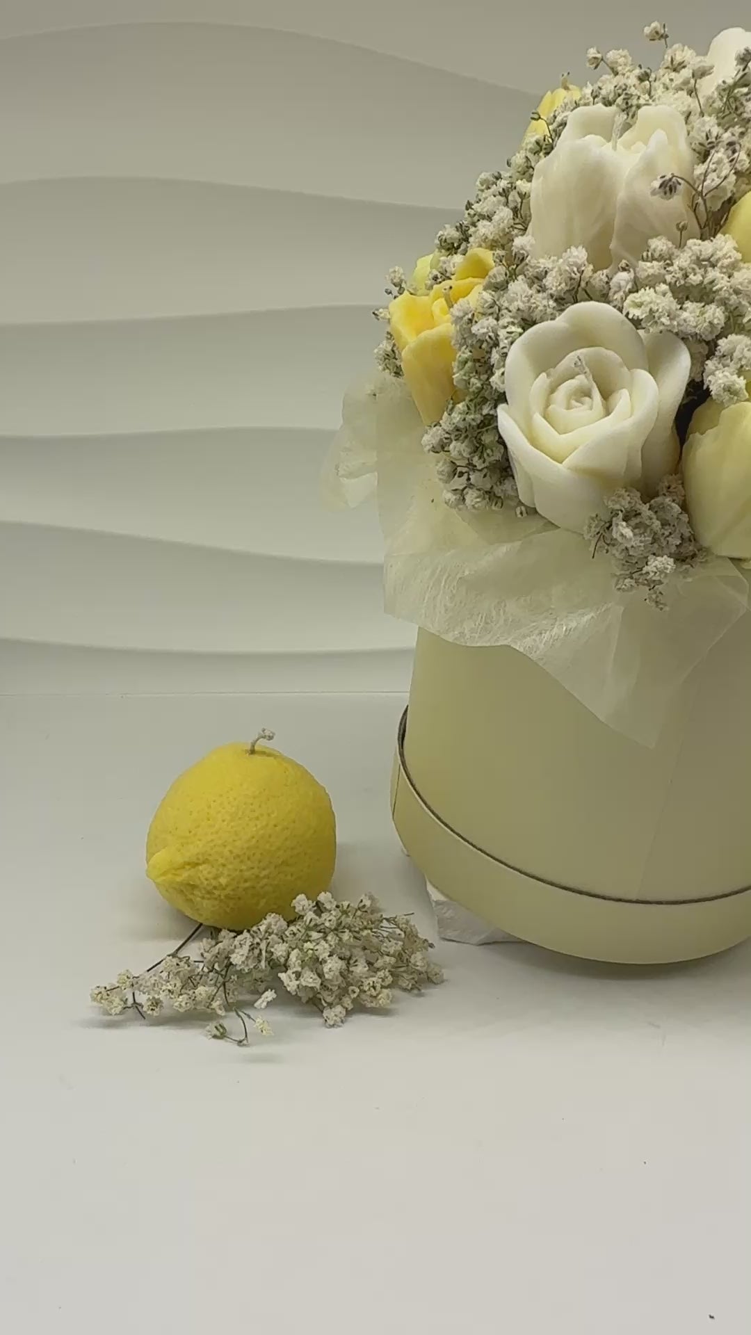 Handgefertigter Kerzenblumenstrauß Tulpe aus Rapswachs in Gelb & Weiß. Flowerbox Floma Candle & More