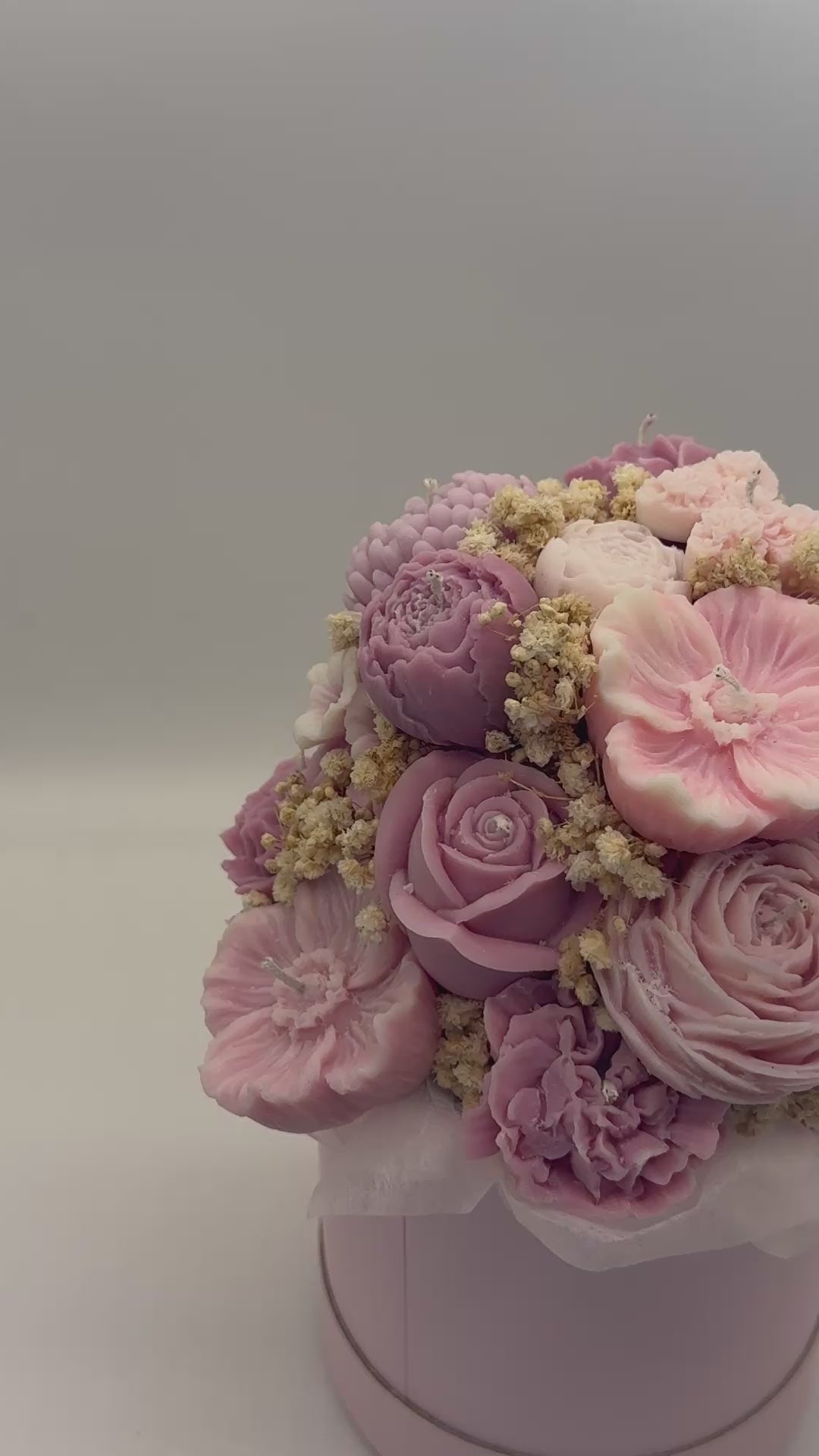 Skara Pure Rose /Blumenkerzenstrauß aus Rapswachs in Geschenkbox – Handgemachte vegane Kerze, Flower Candle, nachhaltiges Geschenk, Deko-Blumenstraußin Geschenktopf Standkerze Floma Candle & More